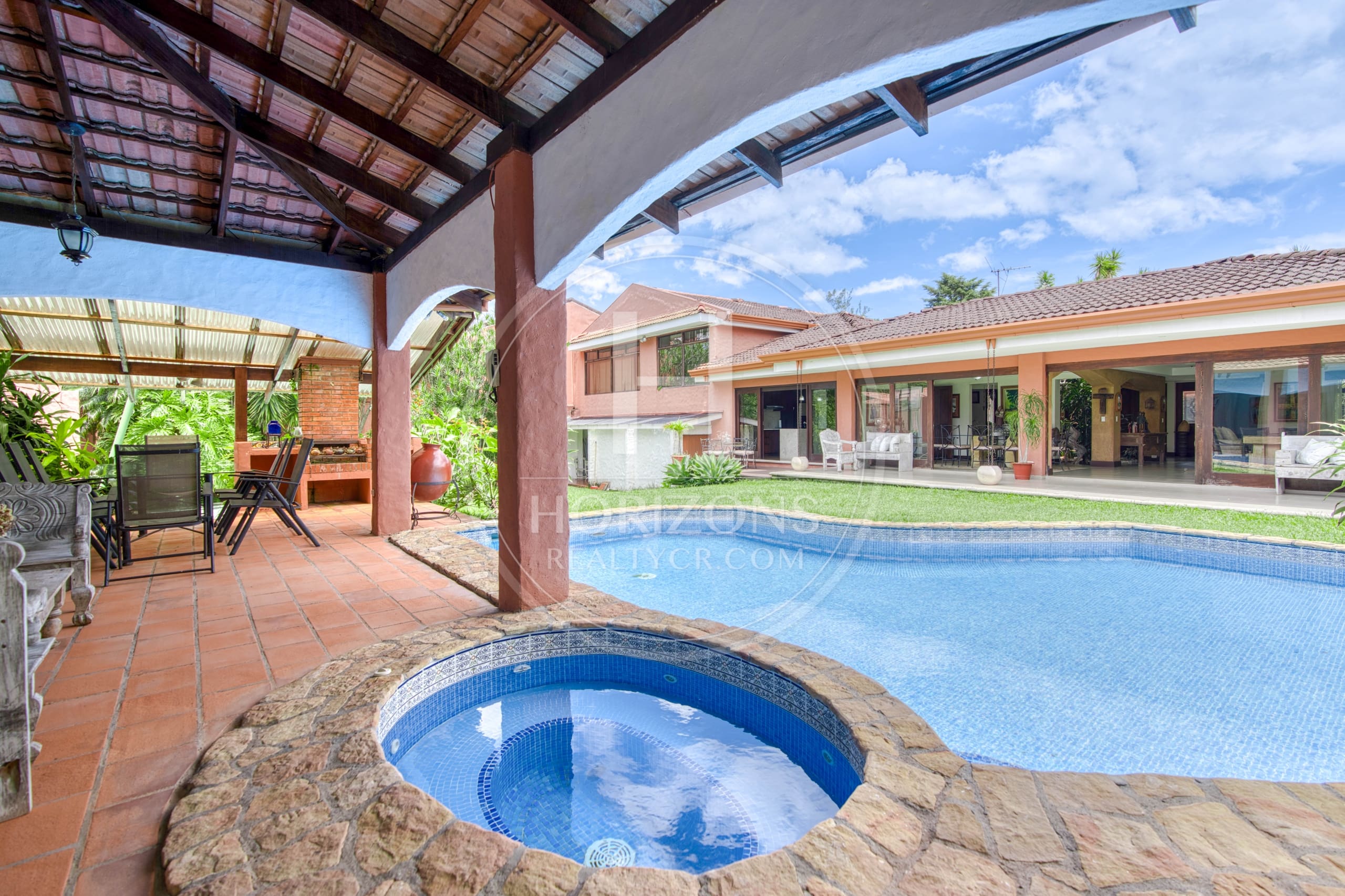Casa en Residencial Altamonte Curridabat Lote de 1.050 m² con piscina 4 Habitaciones 4 Parqueos noj1146ij