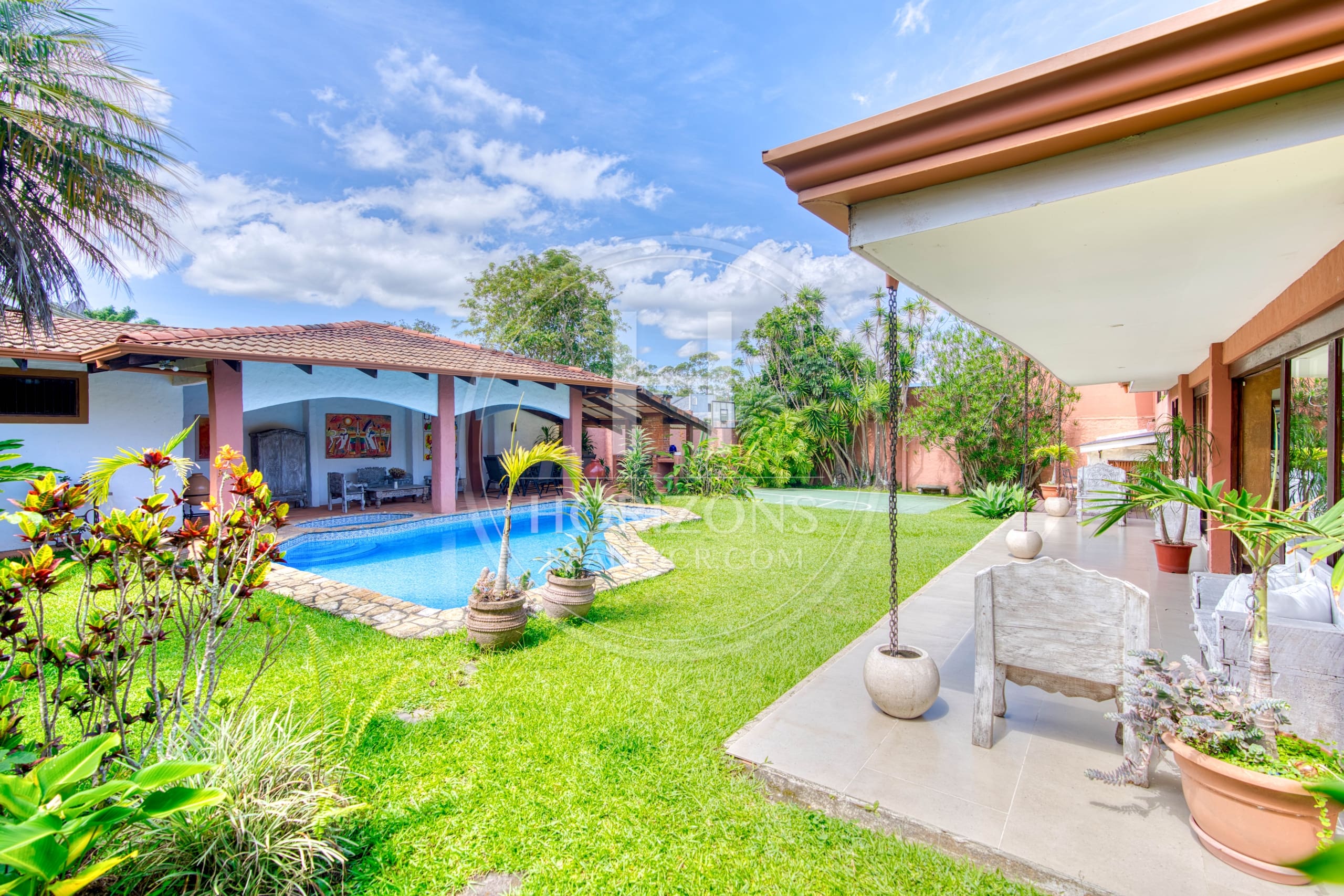 Casa en Residencial Altamonte Curridabat Lote de 1.050 m² con piscina 4 Habitaciones 4 Parqueos noj1146ij