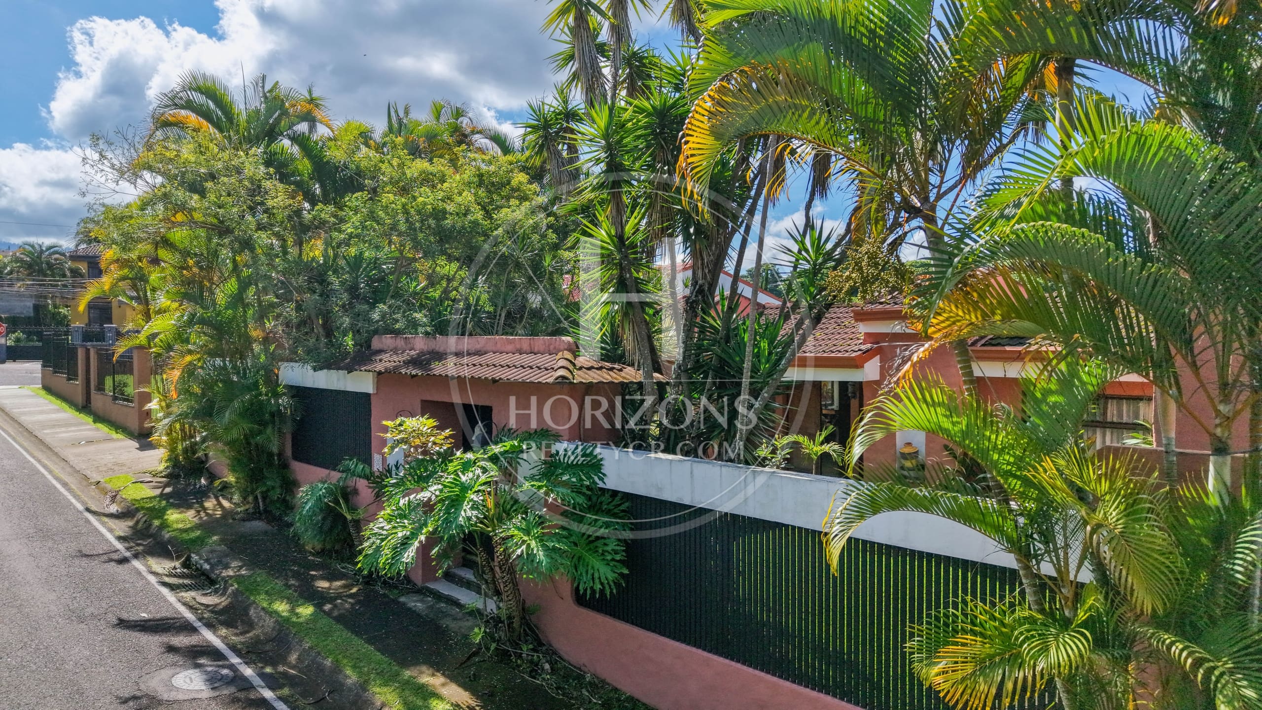 Casa en Residencial Altamonte Curridabat Lote de 1.050 m² con piscina 4 Habitaciones 4 Parqueos noj1146ij