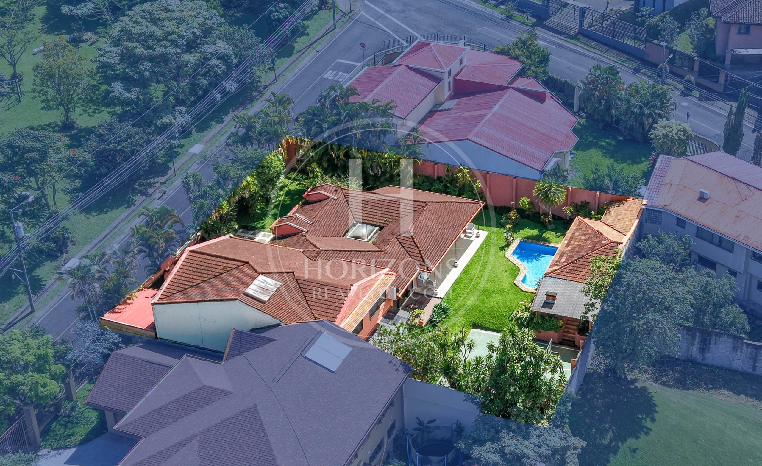Casa en Residencial Altamonte Curridabat Lote de 1.050 m² con piscina 4 Habitaciones 4 Parqueos noj1146ij