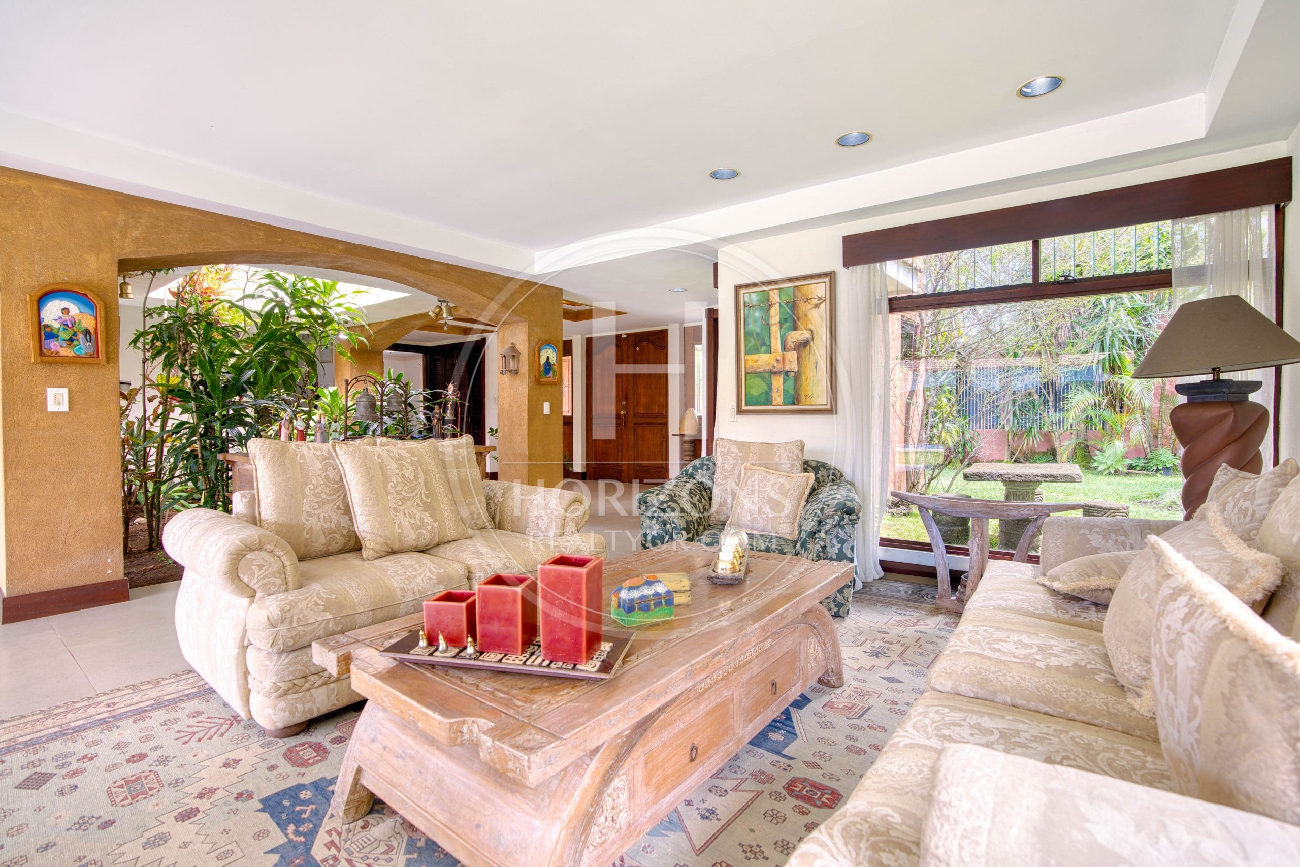 Casa en Residencial Altamonte Curridabat Lote de 1.050 m² con piscina 4 Habitaciones 4 Parqueos noj1146ij