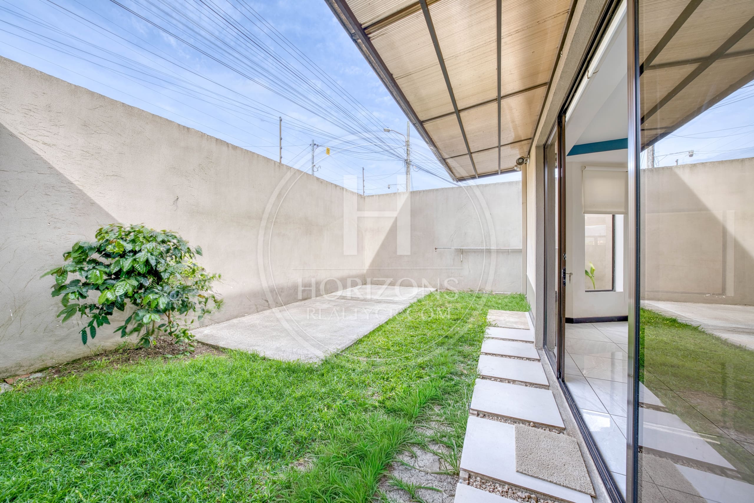 Casa con Jardín en Venta en Condominio Karataba en Taras de Cartago 3 Habitaciones noj1172ij