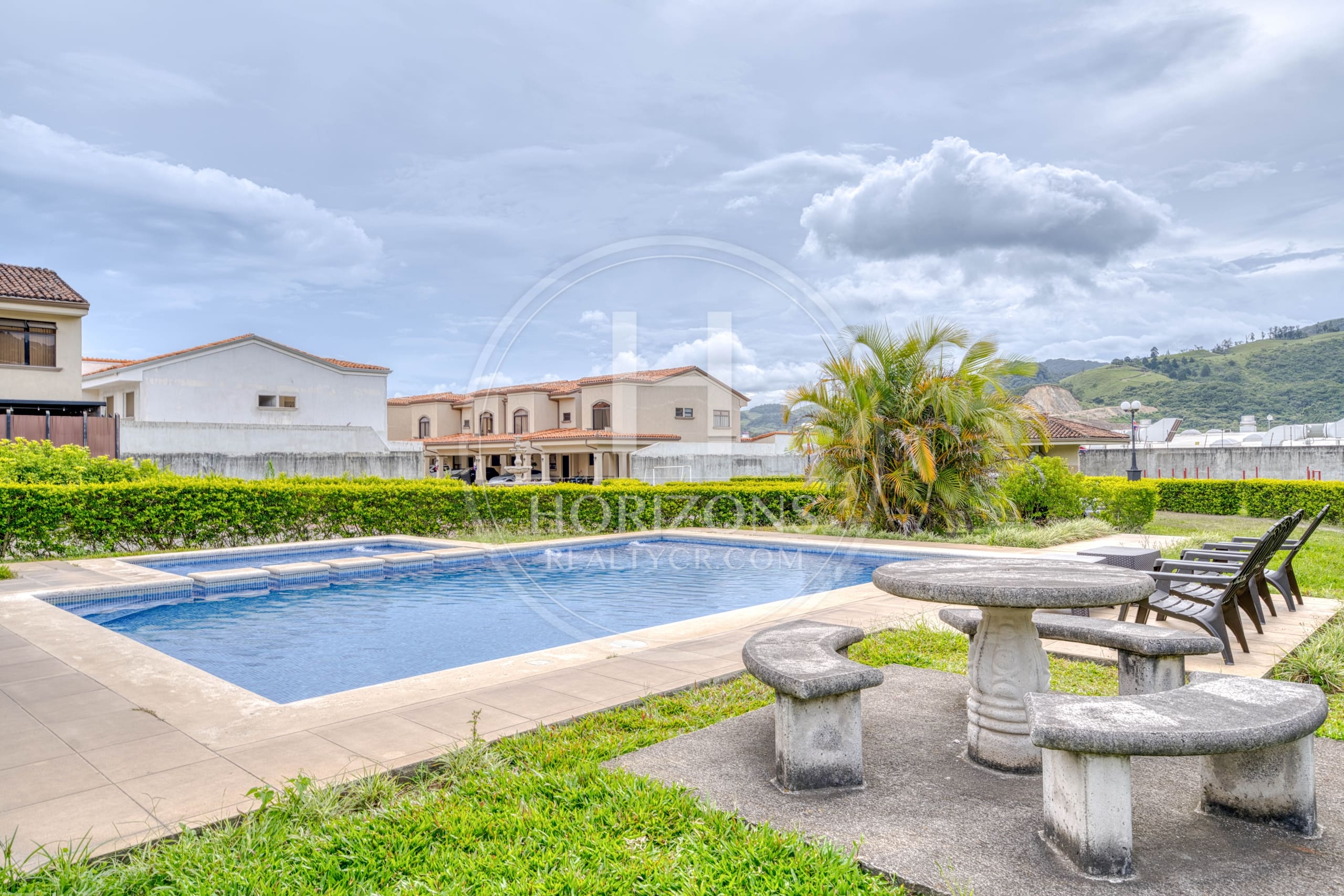 Casa con Jardín en Venta en Condominio Karataba en Taras de Cartago 3 Habitaciones noj1172ij