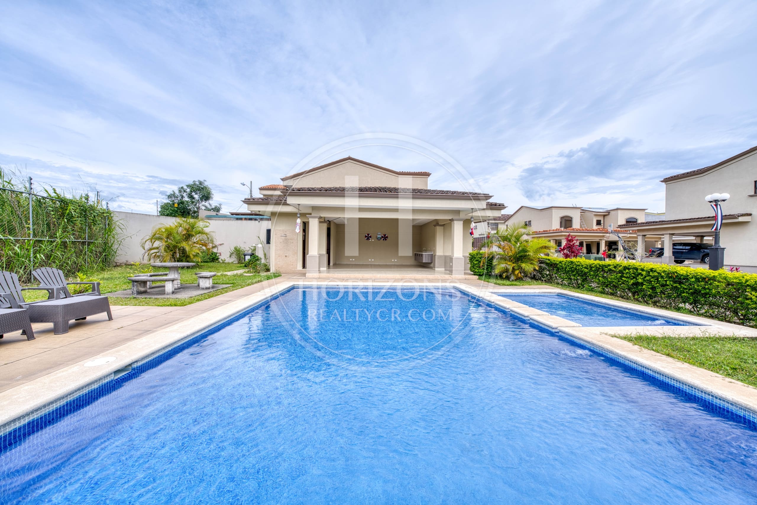 Casa con Jardín en Venta en Condominio Karataba en Taras de Cartago 3 Habitaciones noj1172ij