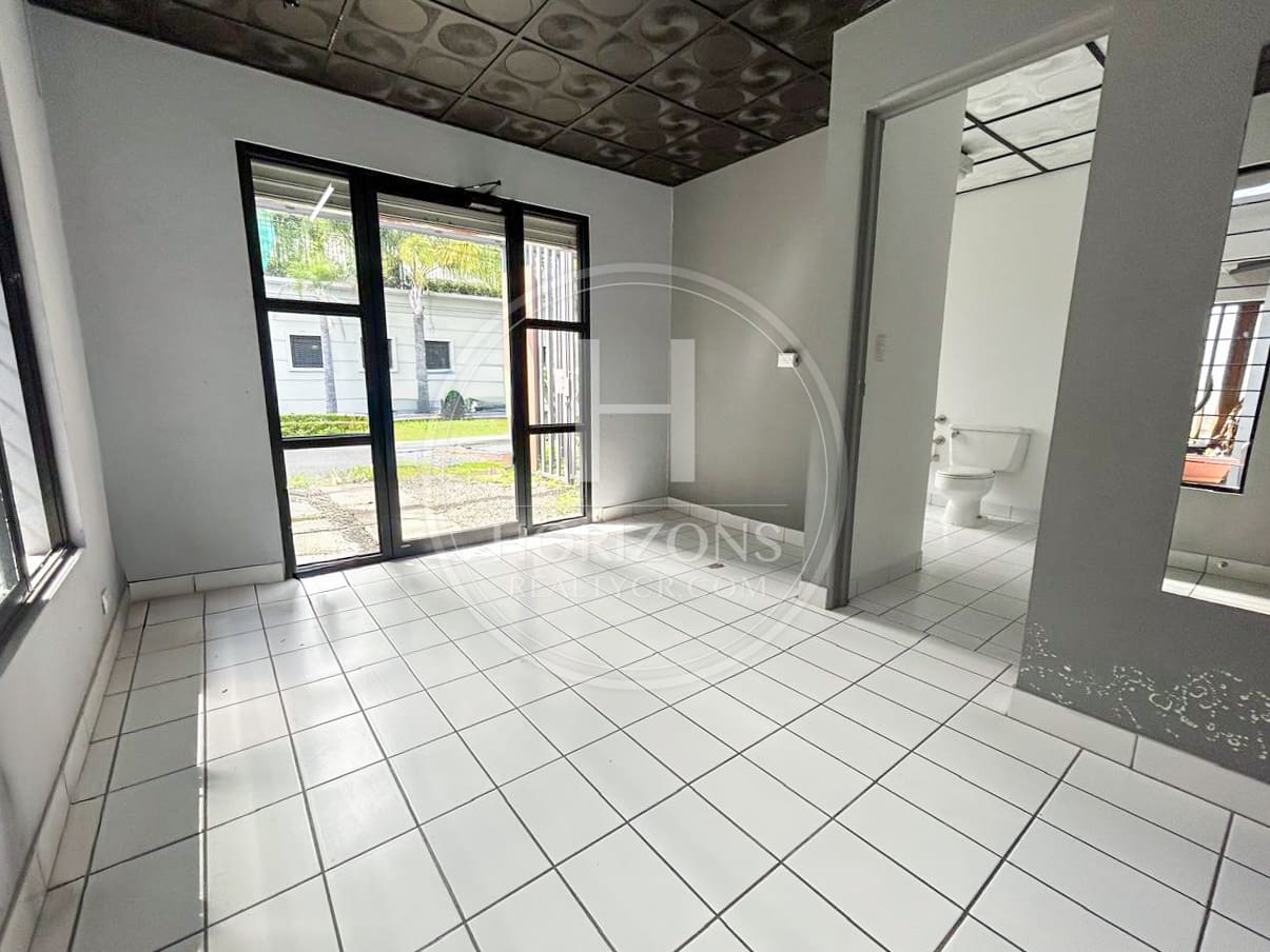 Se Alquila Local Comercial de 50 m² en Los Laureles San Rafael de Escazú noj1210ij