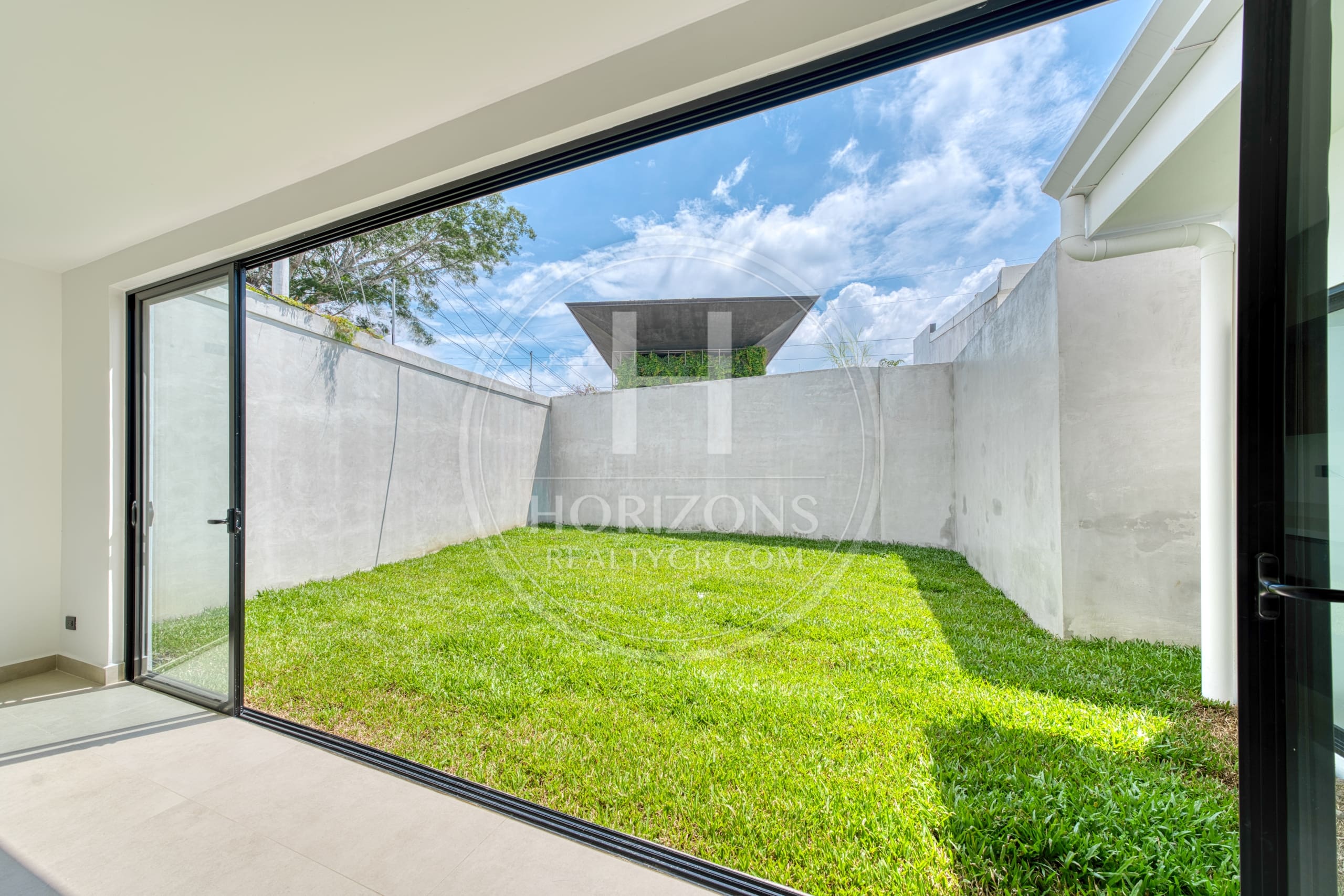 Casa para Estrenar en Condominio Naia en Guachipelín de Escazú 3 Habitaciones y Estudio noj1207jb