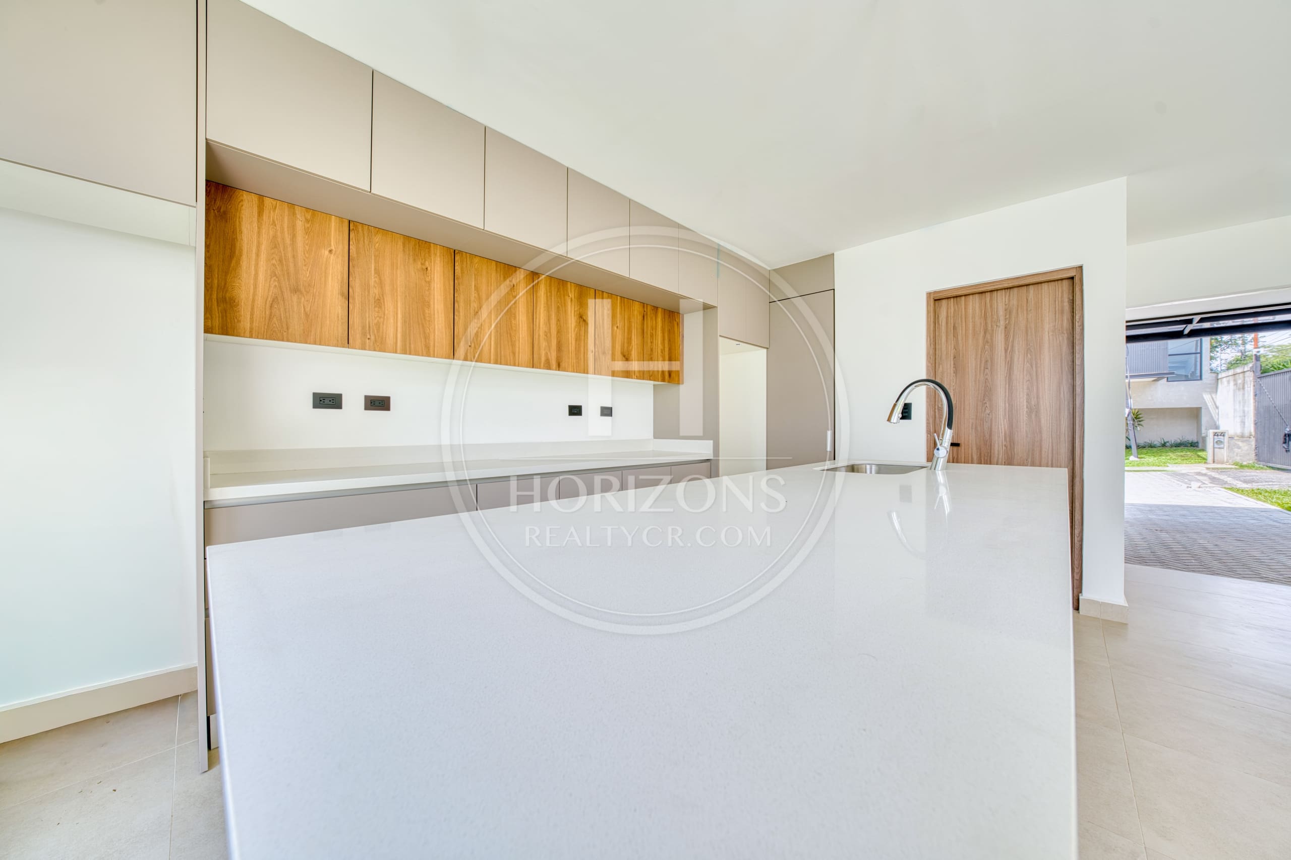 Casa para Estrenar en Condominio Naia en Guachipelín de Escazú 3 Habitaciones y Estudio noj1207jb