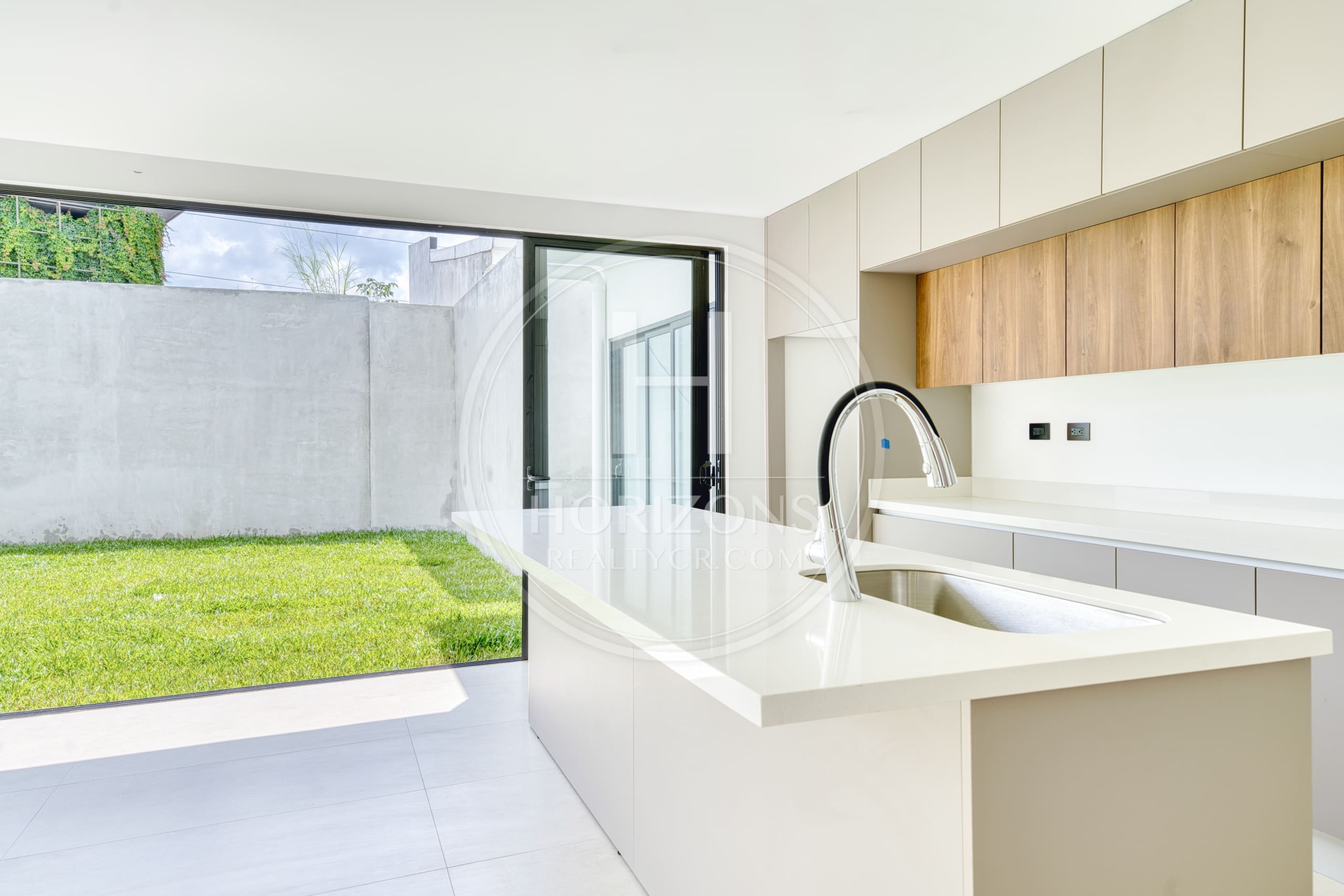 Casa para Estrenar en Condominio Naia en Guachipelín de Escazú 3 Habitaciones y Estudio noj1207jb