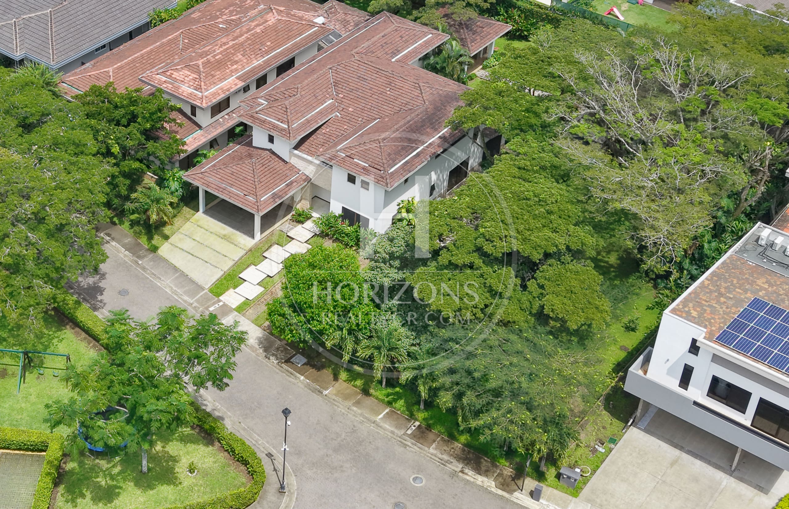 Se Vende Casa en Condominio NYA en Lindora Santa Ana 5 Habitaciones y Jardín noj1218or