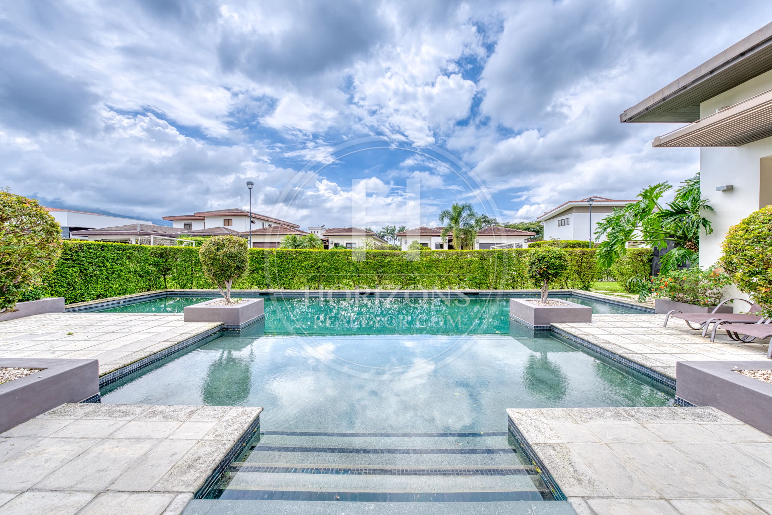 Se Vende Casa en Condominio NYA en Lindora Santa Ana 5 Habitaciones y Jardín noj1218or