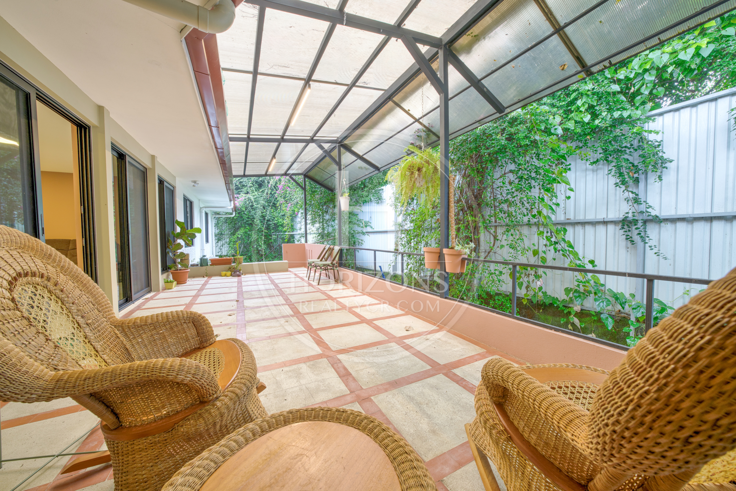 Casa de Una Planta en Los Yoses con Modernos Acabados 4 Habitaciones y jardín noj1226jb