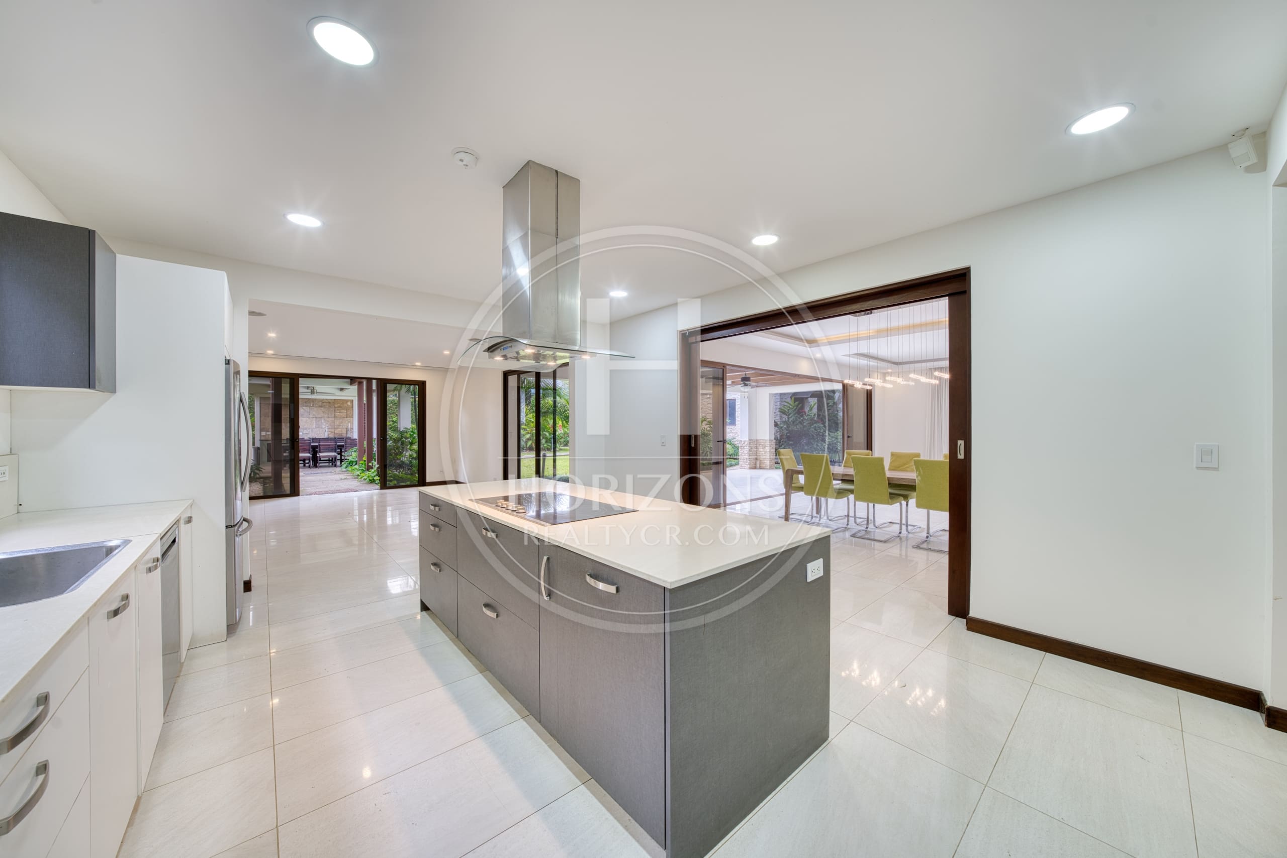 Se Vende Casa en Condominio NYA en Lindora Santa Ana 5 Habitaciones y Jardín noj1218or