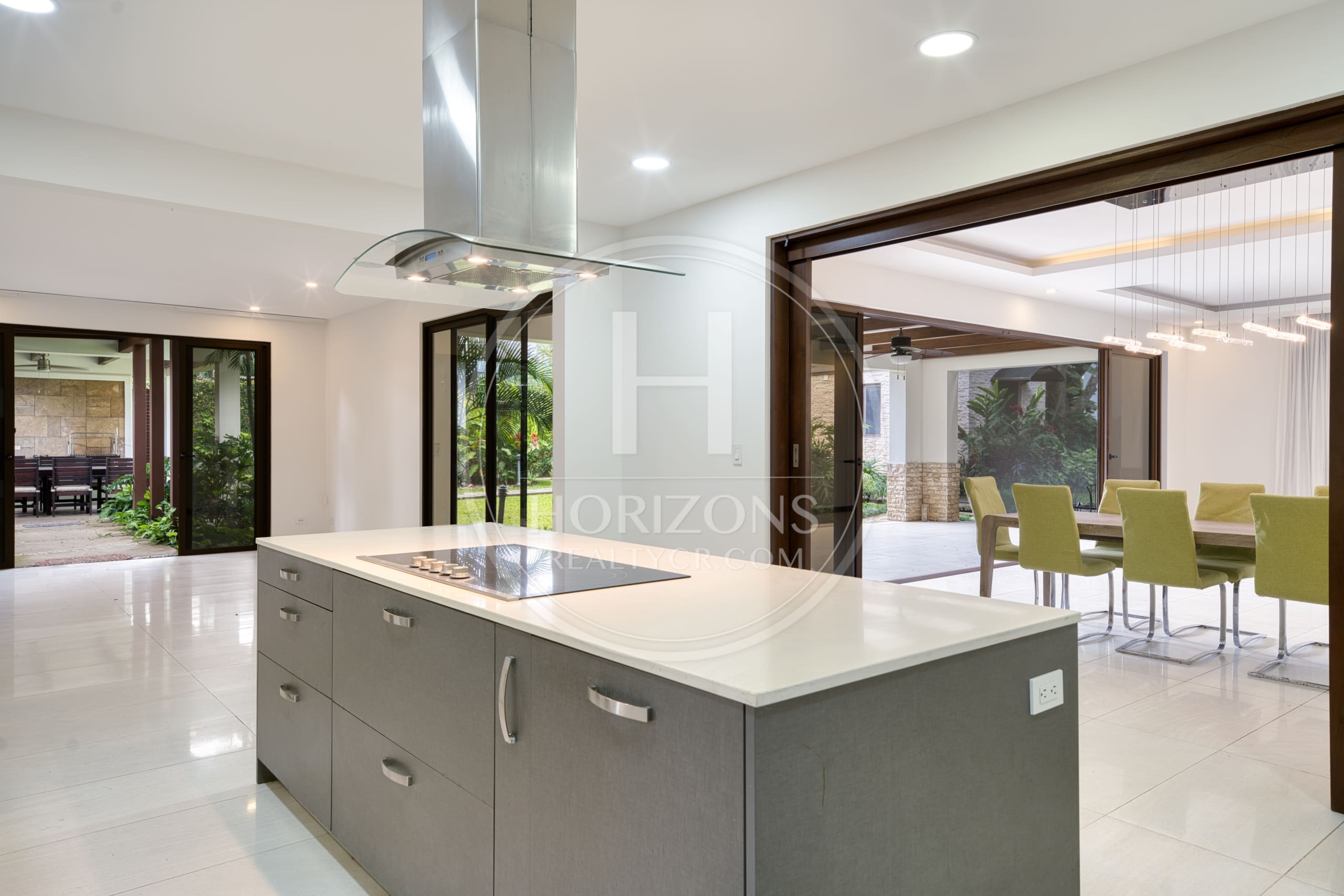 Se Vende Casa en Condominio NYA en Lindora Santa Ana 5 Habitaciones y Jardín noj1218or