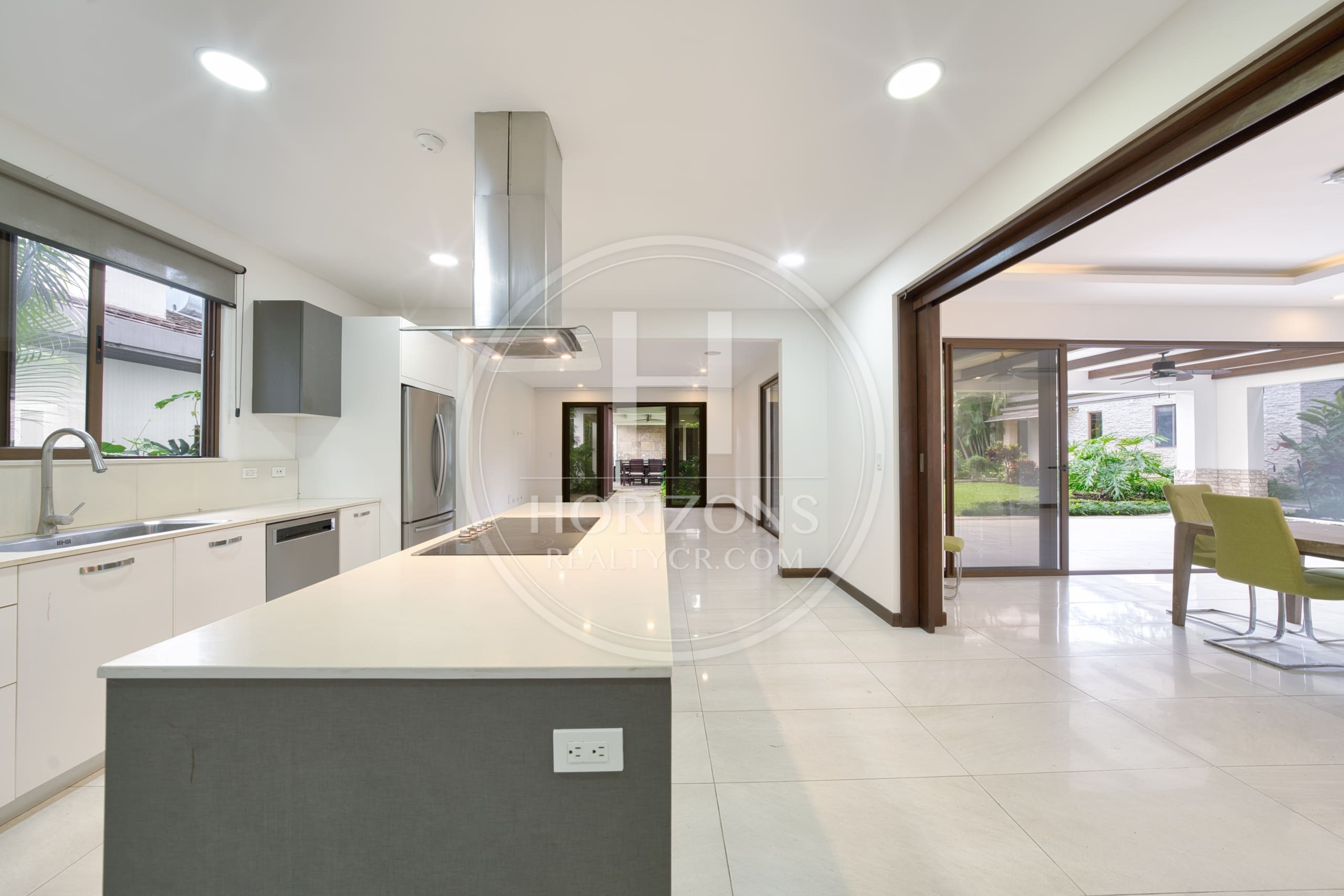 Se Vende Casa en Condominio NYA en Lindora Santa Ana 5 Habitaciones y Jardín noj1218or