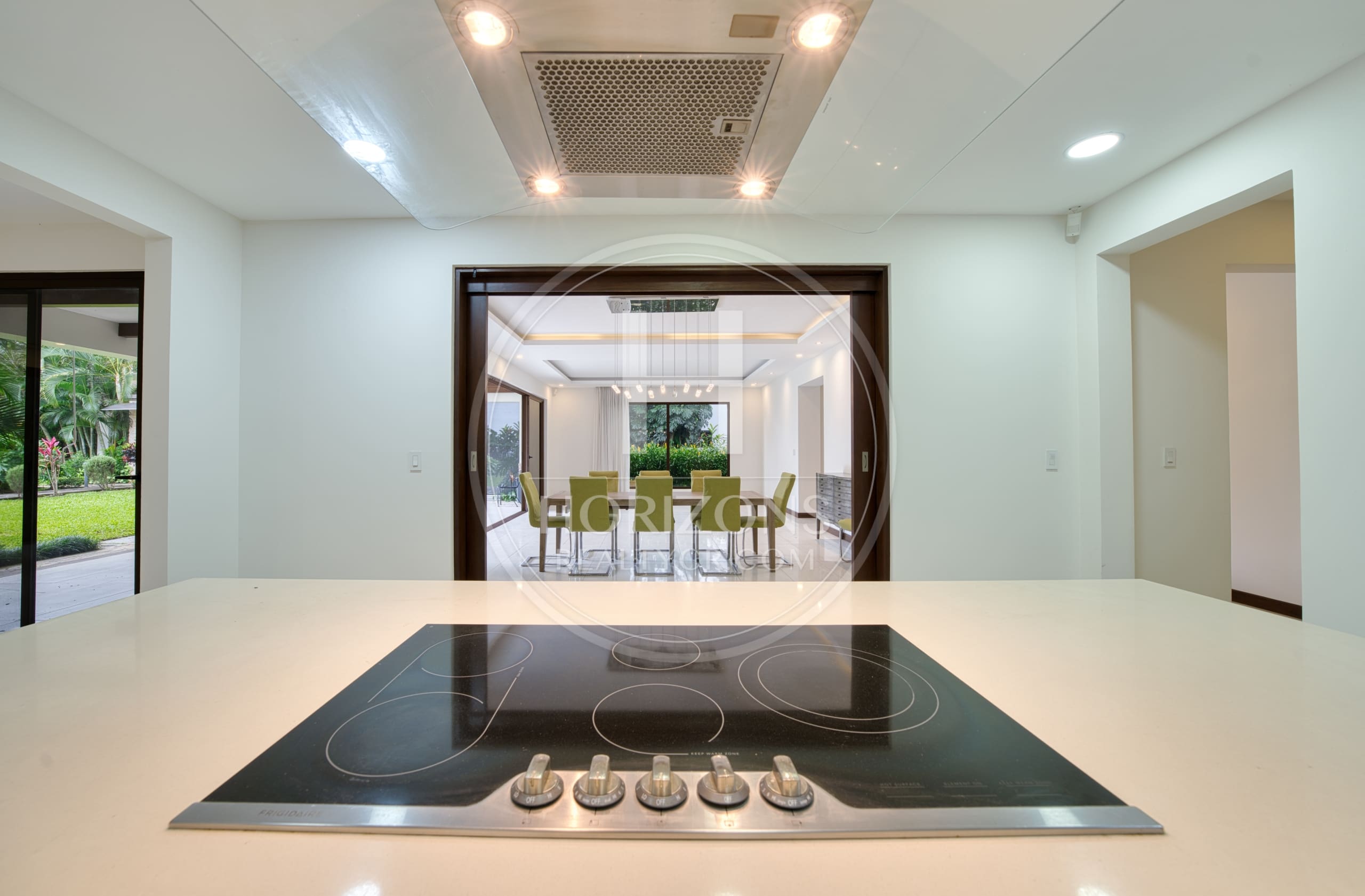 Se Vende Casa en Condominio NYA en Lindora Santa Ana 5 Habitaciones y Jardín noj1218or