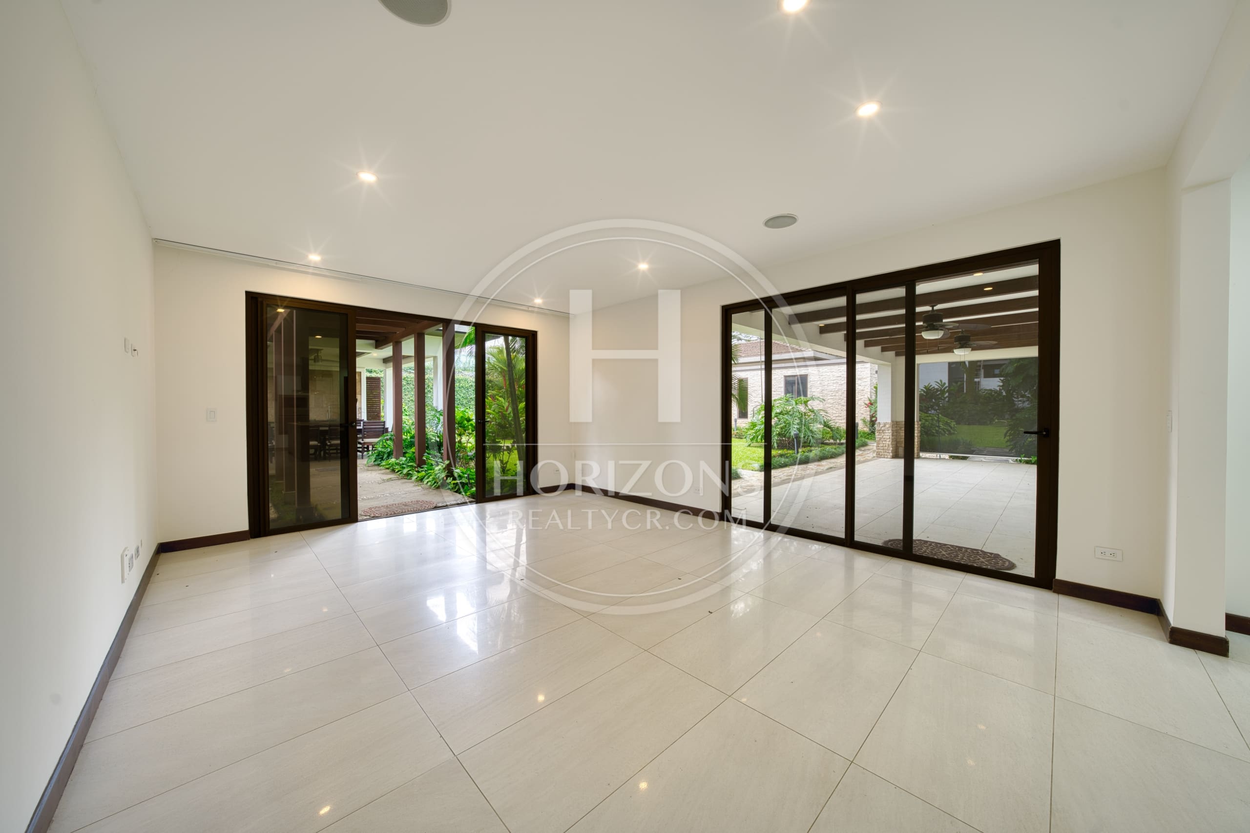 Se Vende Casa en Condominio NYA en Lindora Santa Ana 5 Habitaciones y Jardín noj1218or