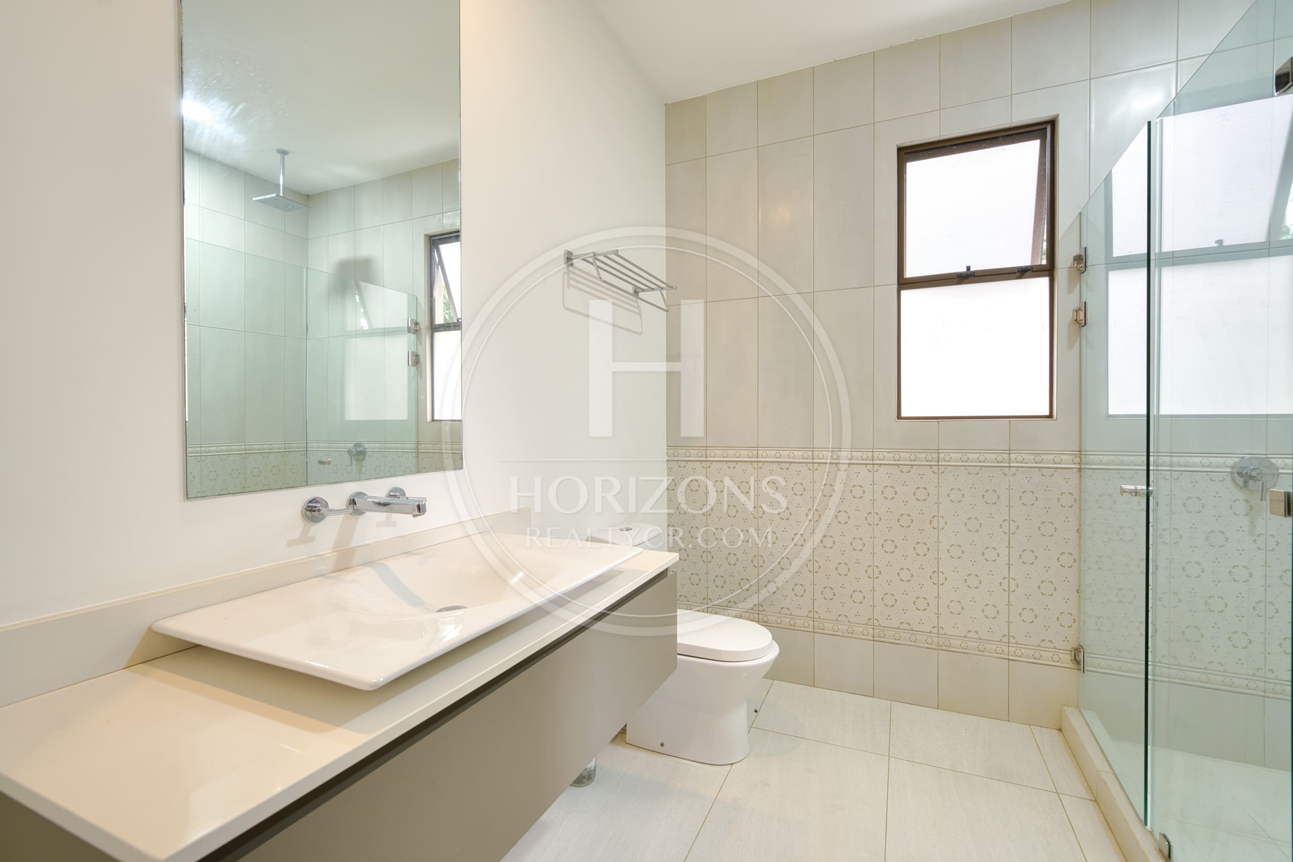 Se Vende Casa en Condominio NYA en Lindora Santa Ana 5 Habitaciones y Jardín noj1218or