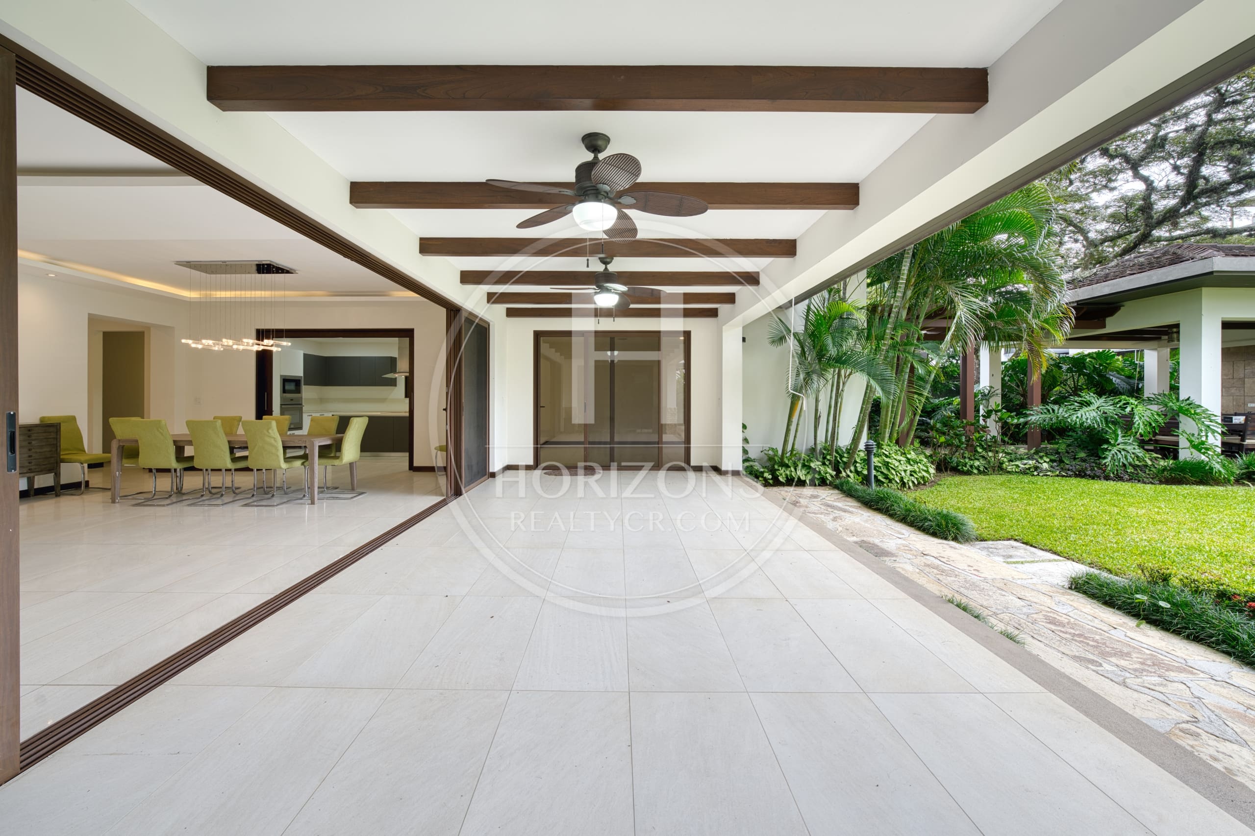 Se Vende Casa en Condominio NYA en Lindora Santa Ana 5 Habitaciones y Jardín noj1218or