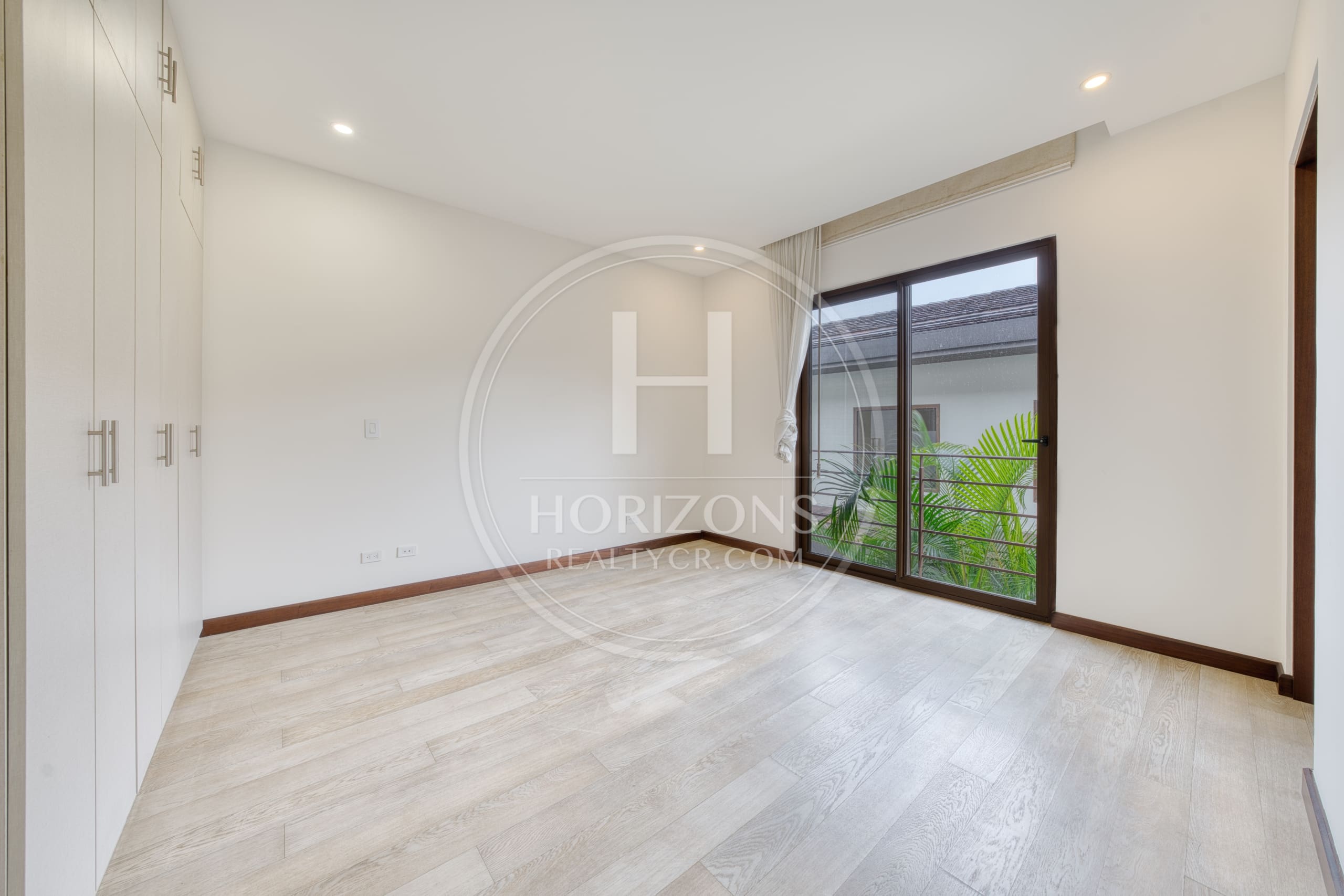 Se Vende Casa en Condominio NYA en Lindora Santa Ana 5 Habitaciones y Jardín noj1218or