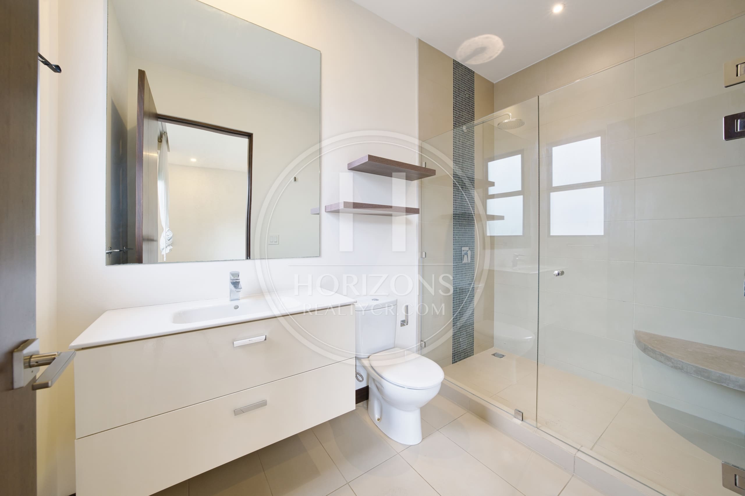 Se Vende Casa en Condominio NYA en Lindora Santa Ana 5 Habitaciones y Jardín noj1218or