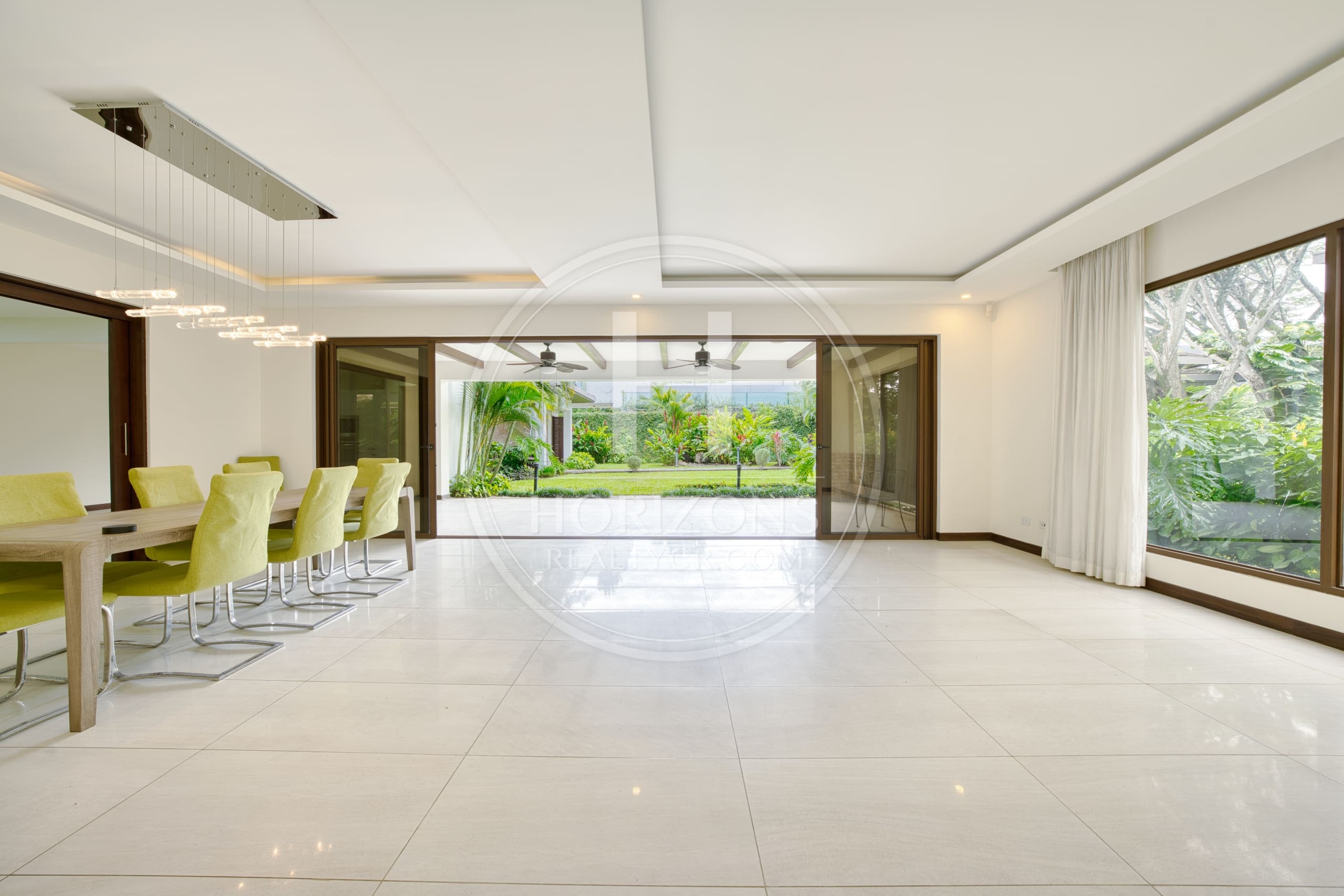 Se Vende Casa en Condominio NYA en Lindora Santa Ana 5 Habitaciones y Jardín noj1218or