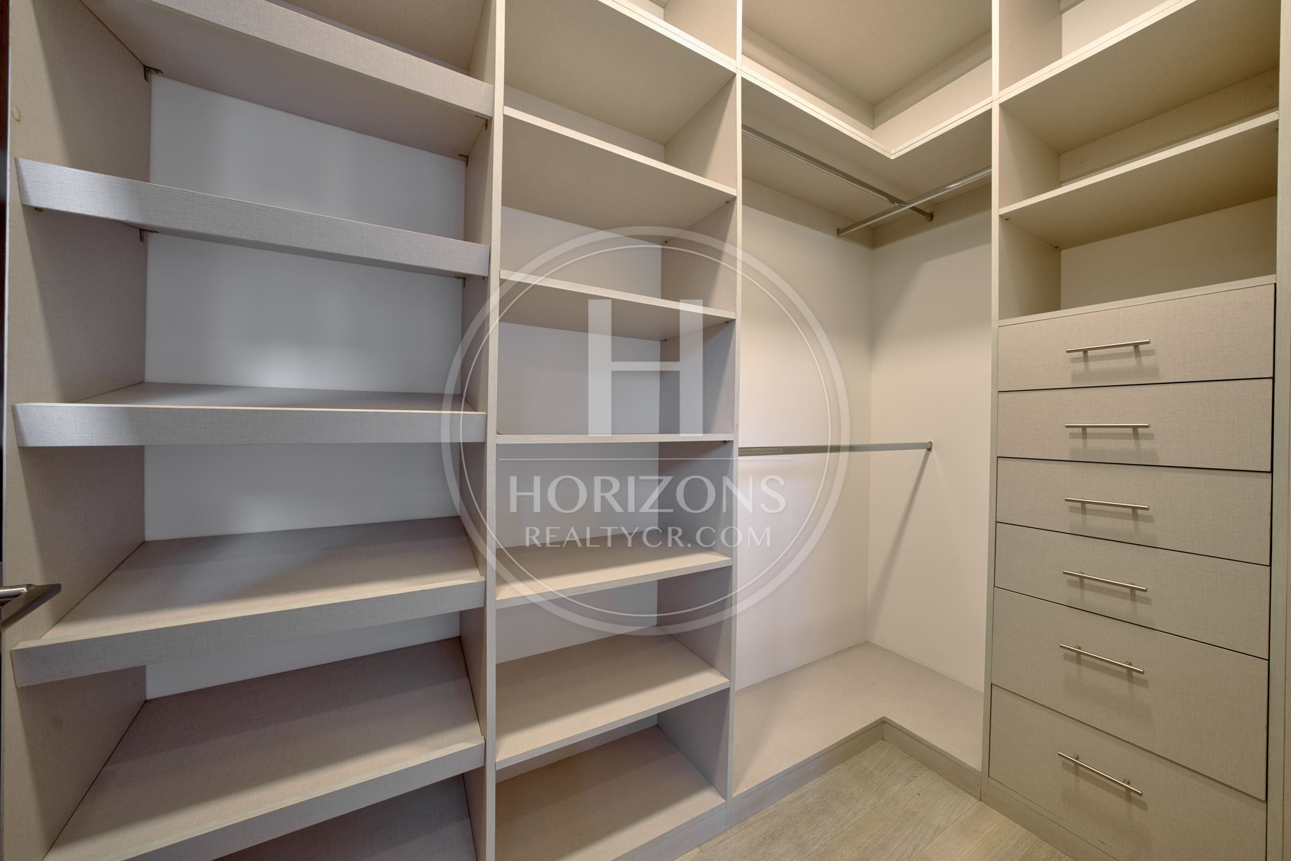 Se Vende Casa en Condominio NYA en Lindora Santa Ana 5 Habitaciones y Jardín noj1218or