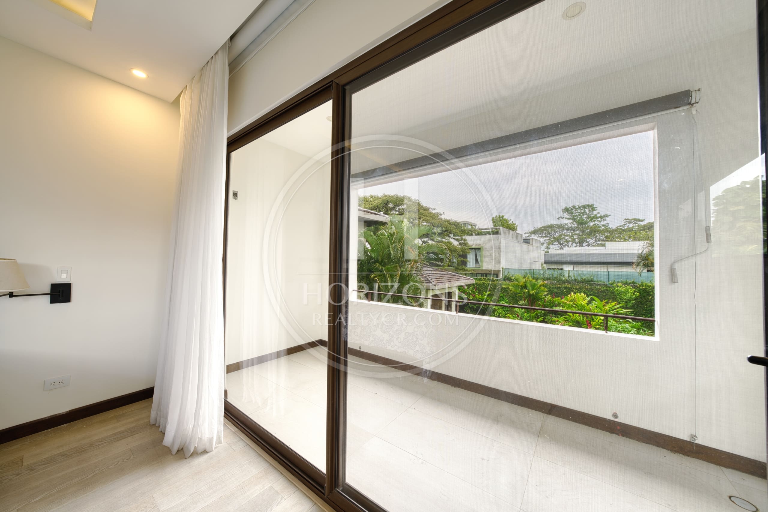 Se Vende Casa en Condominio NYA en Lindora Santa Ana 5 Habitaciones y Jardín noj1218or