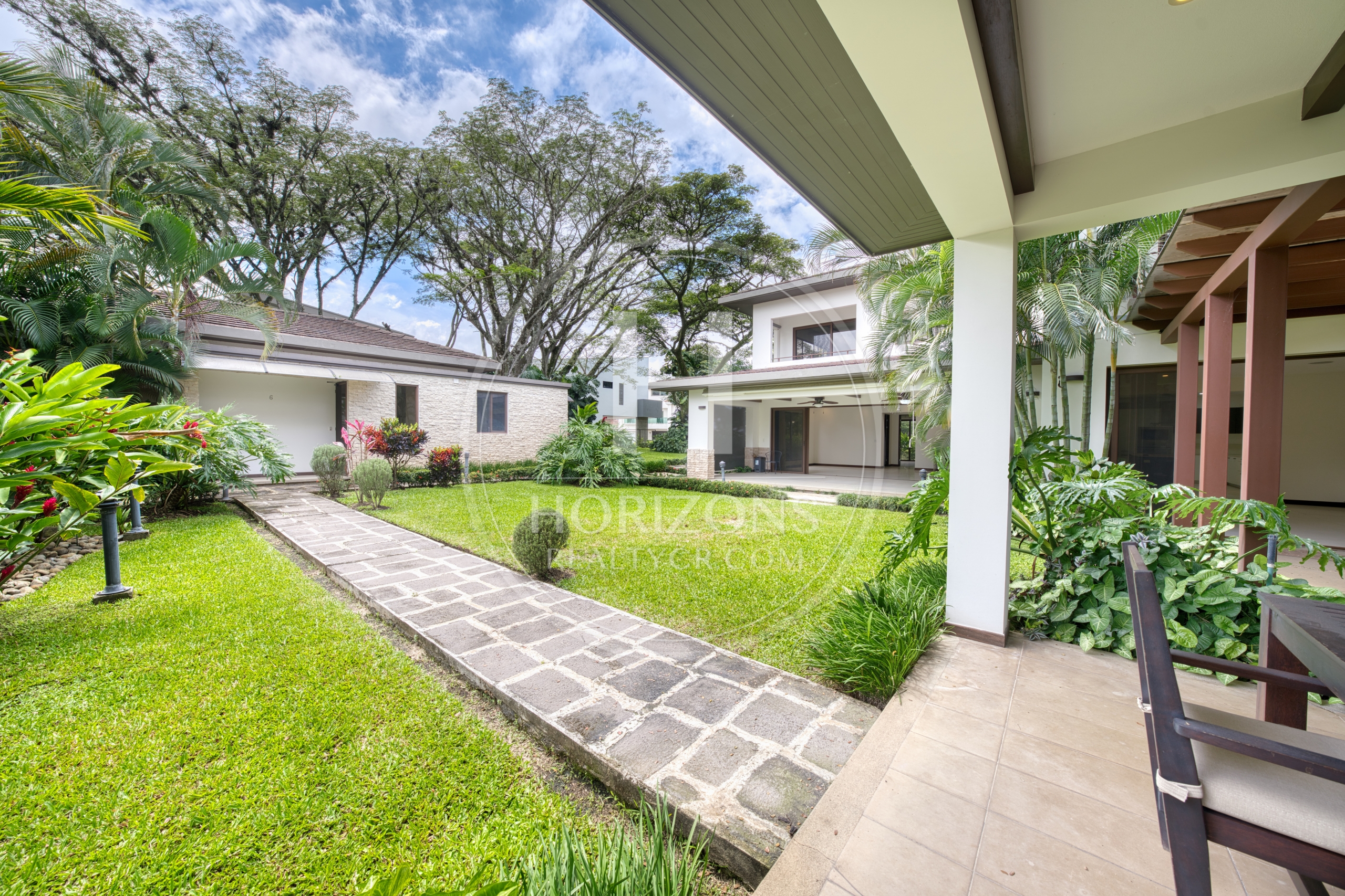 Se Vende Casa en Condominio NYA en Lindora Santa Ana 5 Habitaciones y Jardín noj1218or
