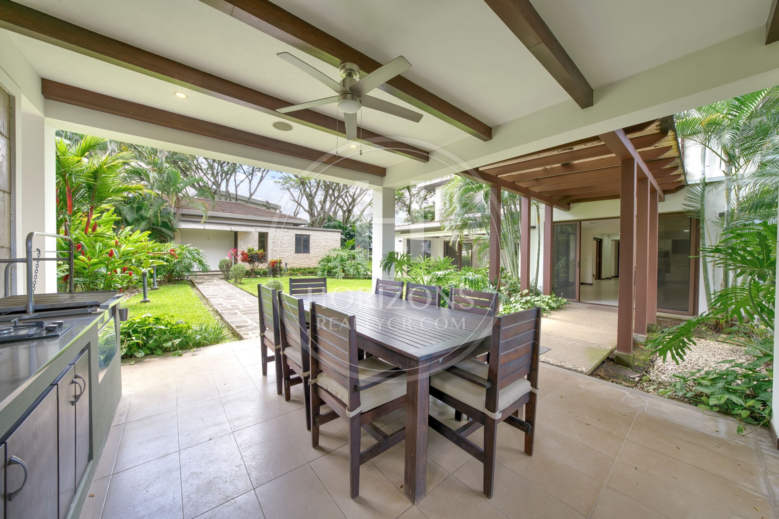 Se Vende Casa en Condominio NYA en Lindora Santa Ana 5 Habitaciones y Jardín noj1218or
