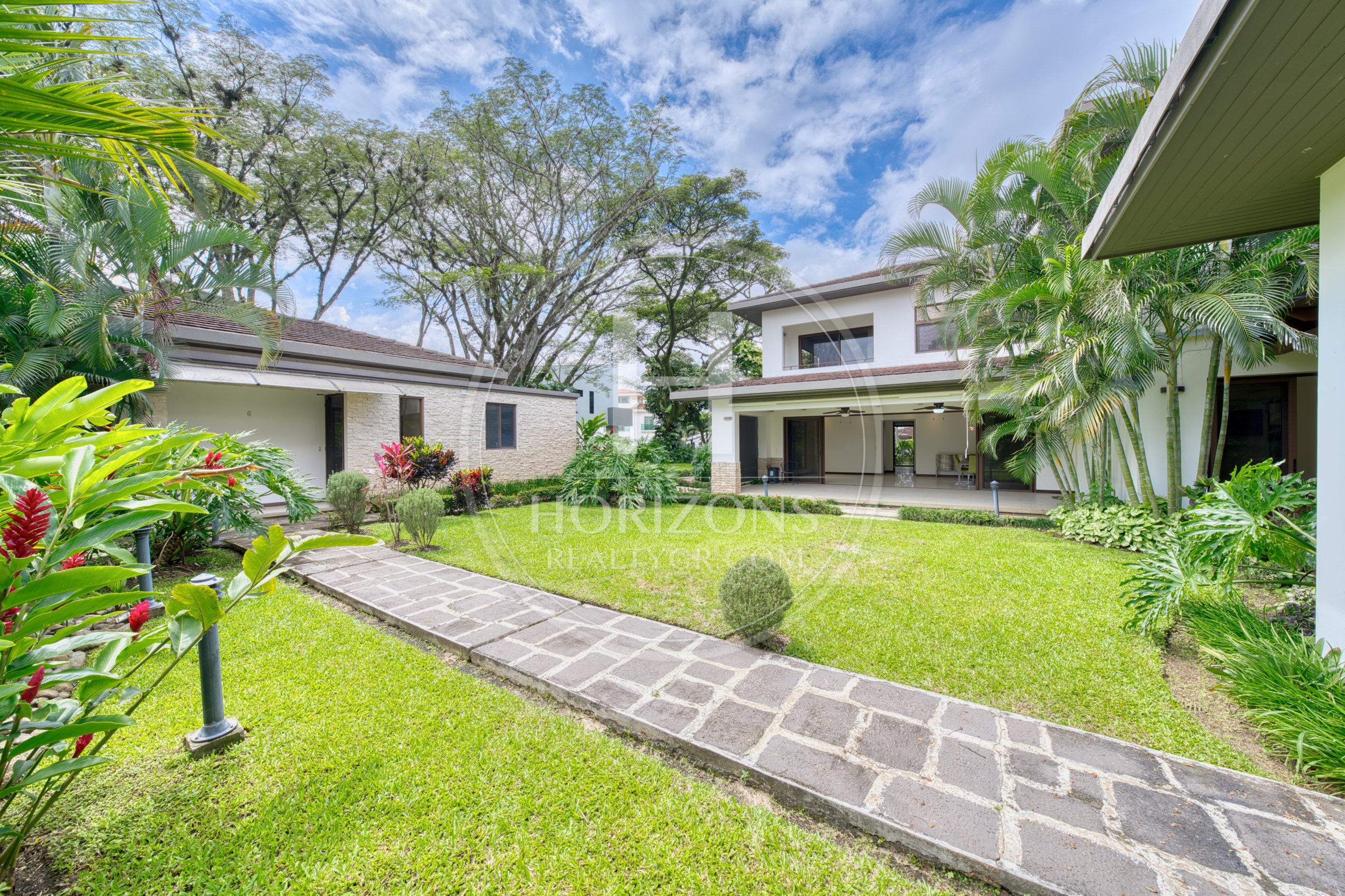 Se Vende Casa en Condominio NYA en Lindora Santa Ana 5 Habitaciones y Jardín noj1218or