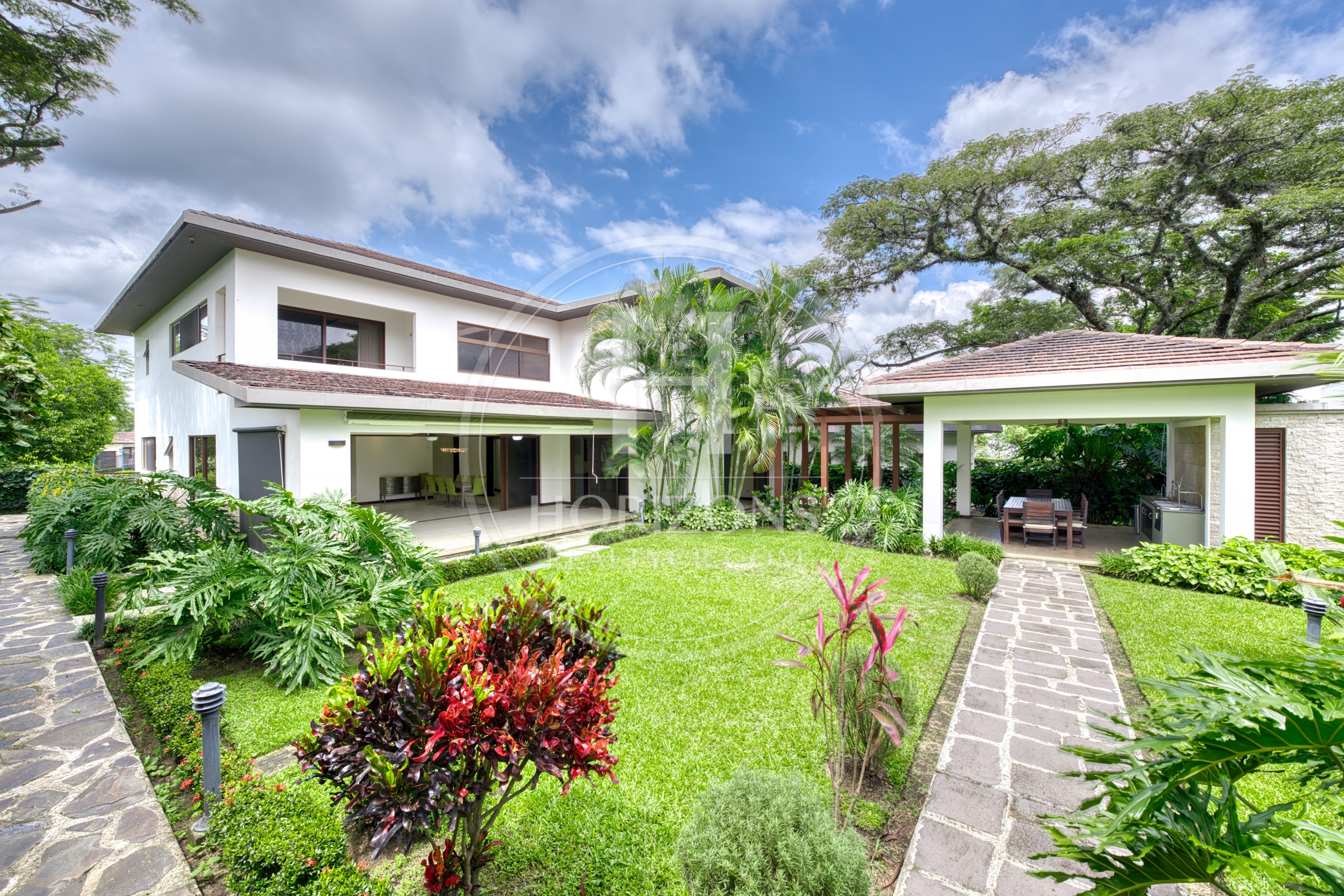 Se Vende Casa en Condominio NYA en Lindora Santa Ana 5 Habitaciones y Jardín noj1218or