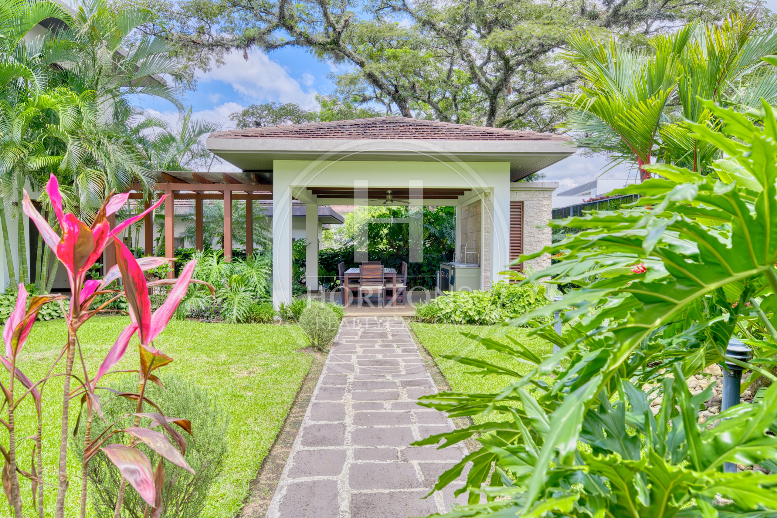 Se Vende Casa en Condominio NYA en Lindora Santa Ana 5 Habitaciones y Jardín noj1218or