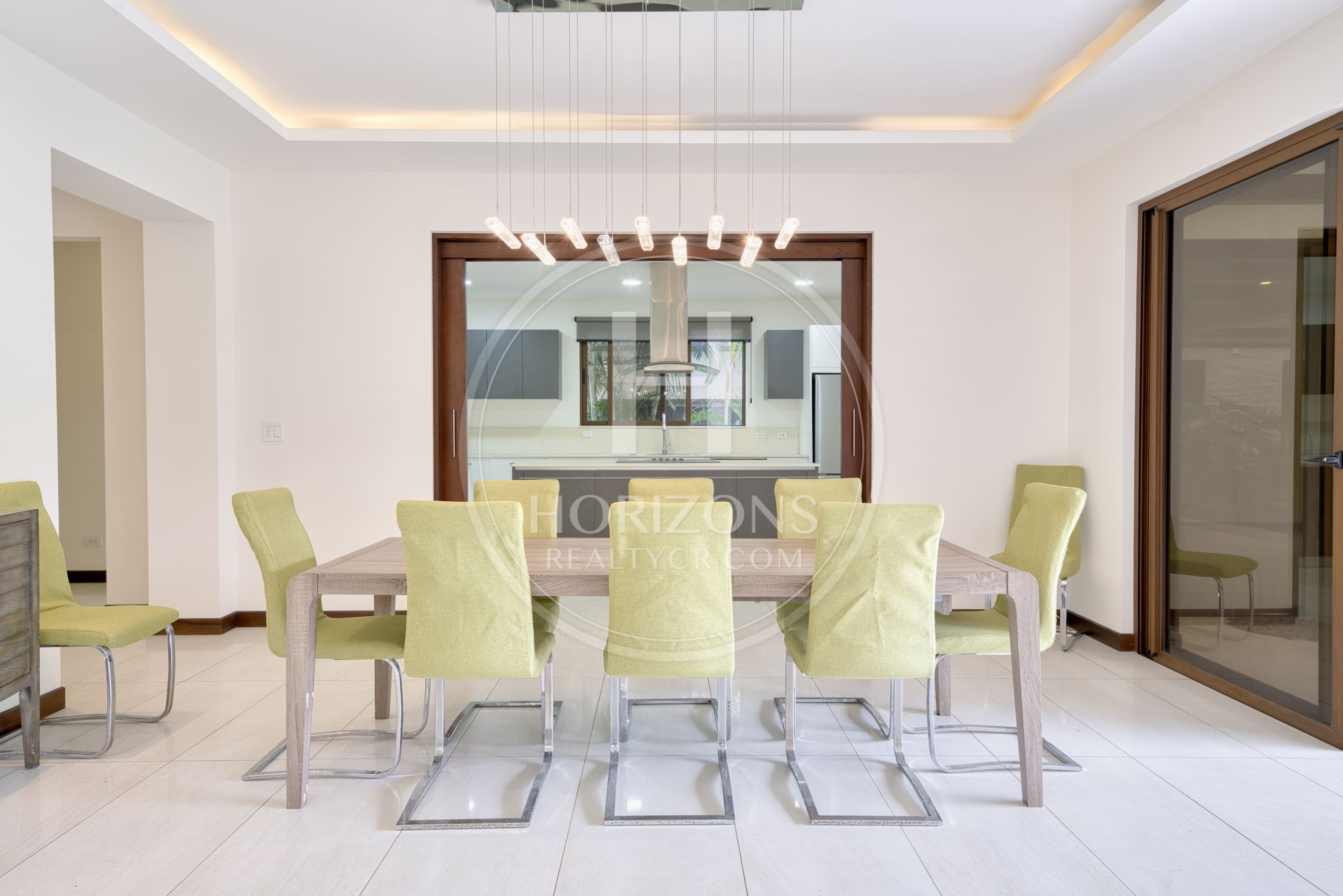Se Vende Casa en Condominio NYA en Lindora Santa Ana 5 Habitaciones y Jardín noj1218or