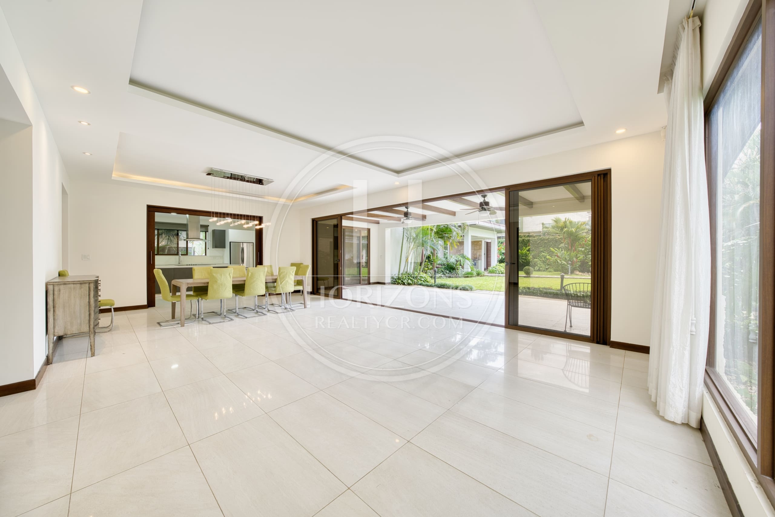 Se Vende Casa en Condominio NYA en Lindora Santa Ana 5 Habitaciones y Jardín noj1218or