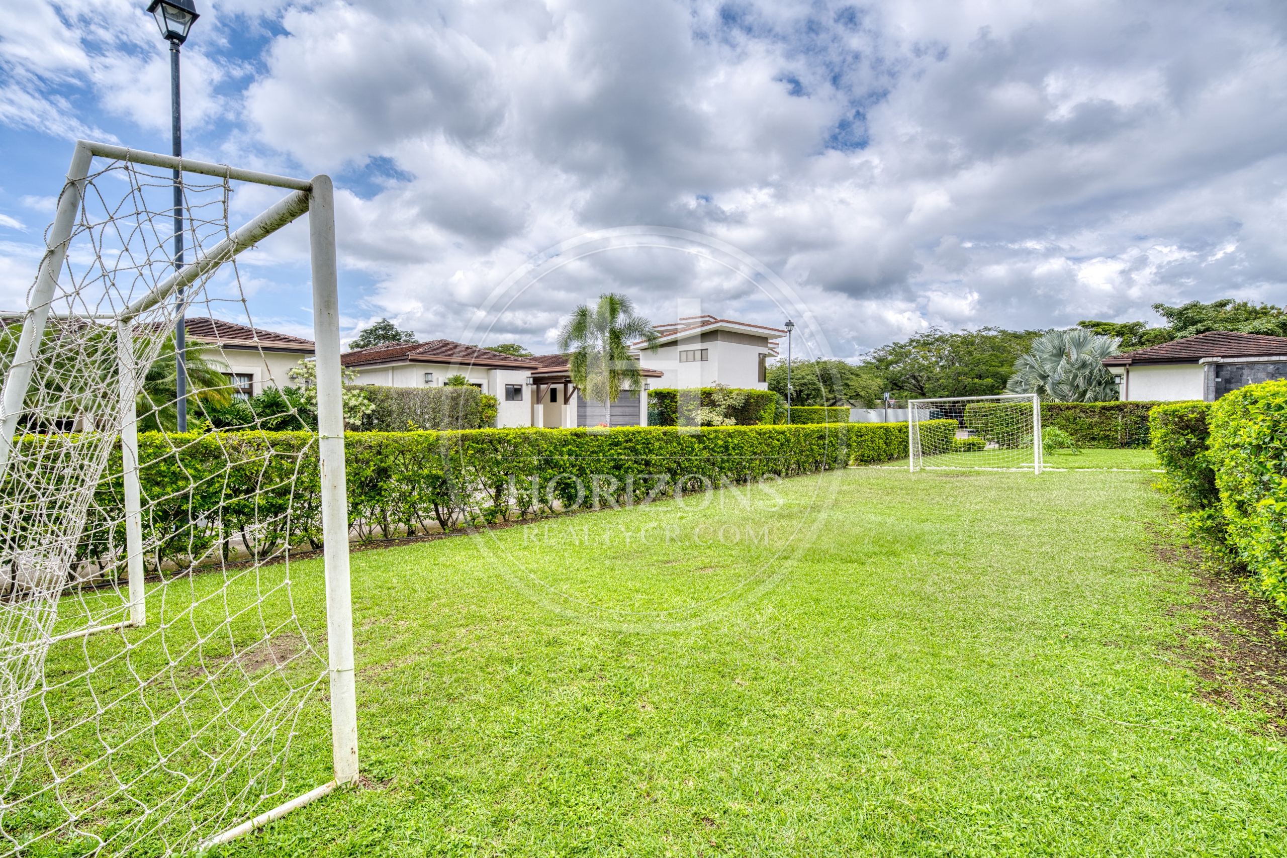 Se Vende Casa en Condominio NYA en Lindora Santa Ana 5 Habitaciones y Jardín noj1218or