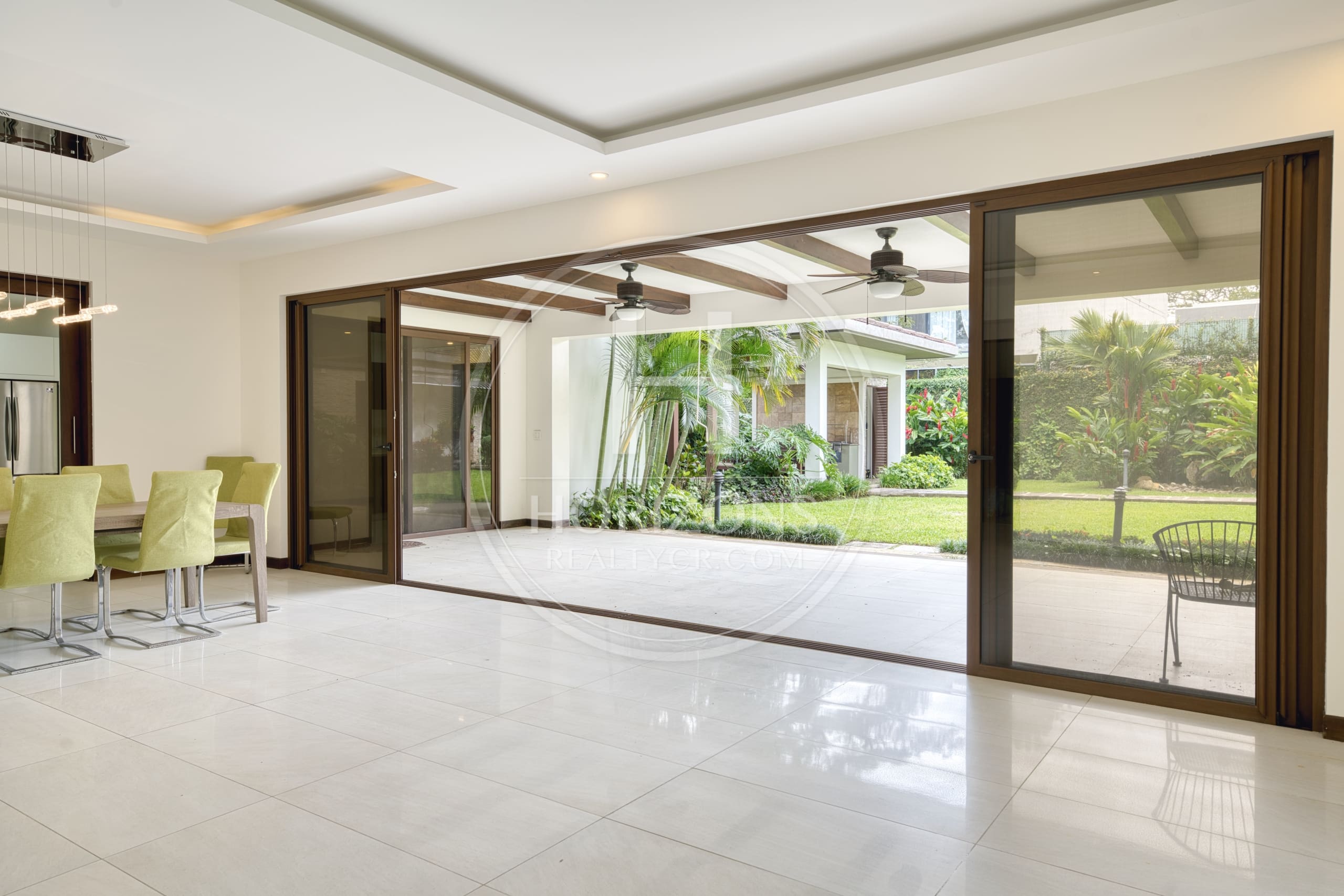 Se Vende Casa en Condominio NYA en Lindora Santa Ana 5 Habitaciones y Jardín noj1218or