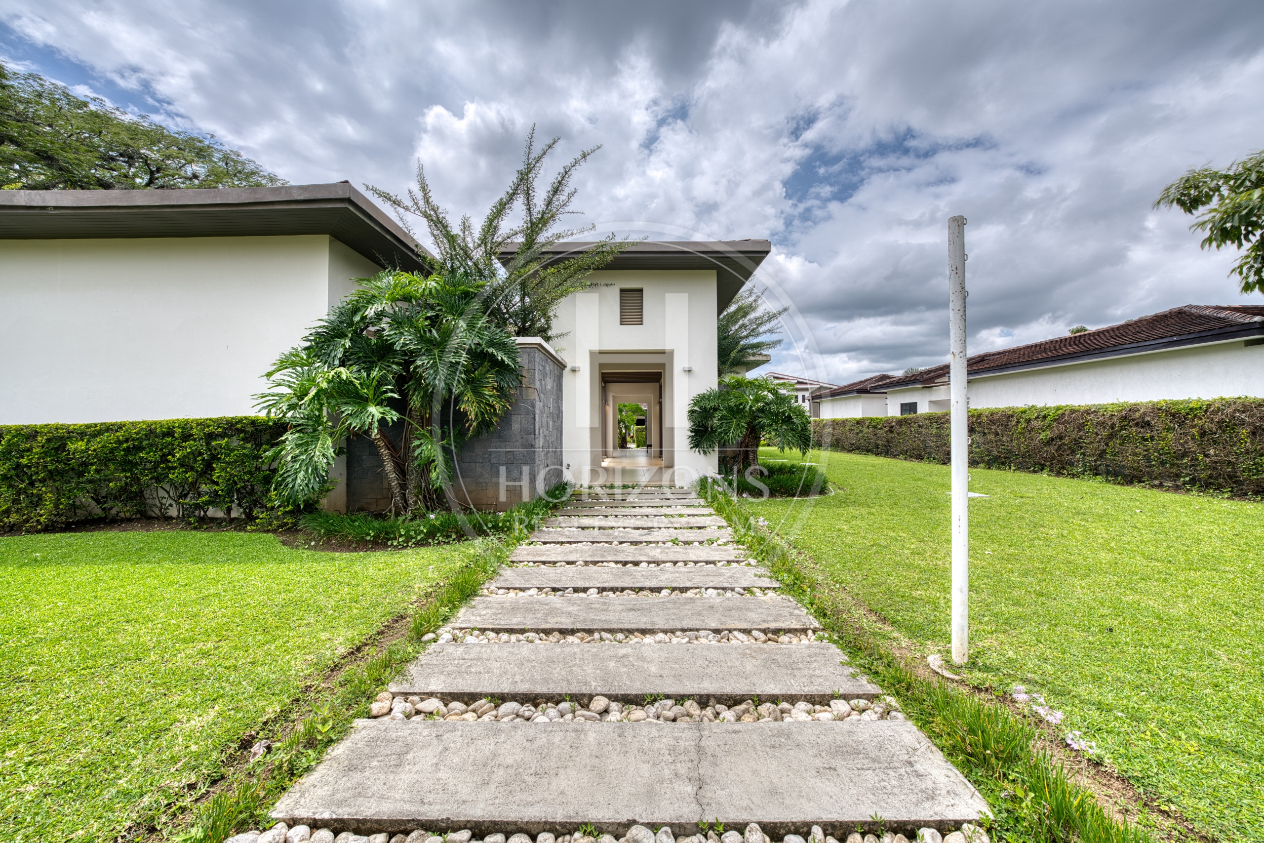 Se Vende Casa en Condominio NYA en Lindora Santa Ana 5 Habitaciones y Jardín noj1218or