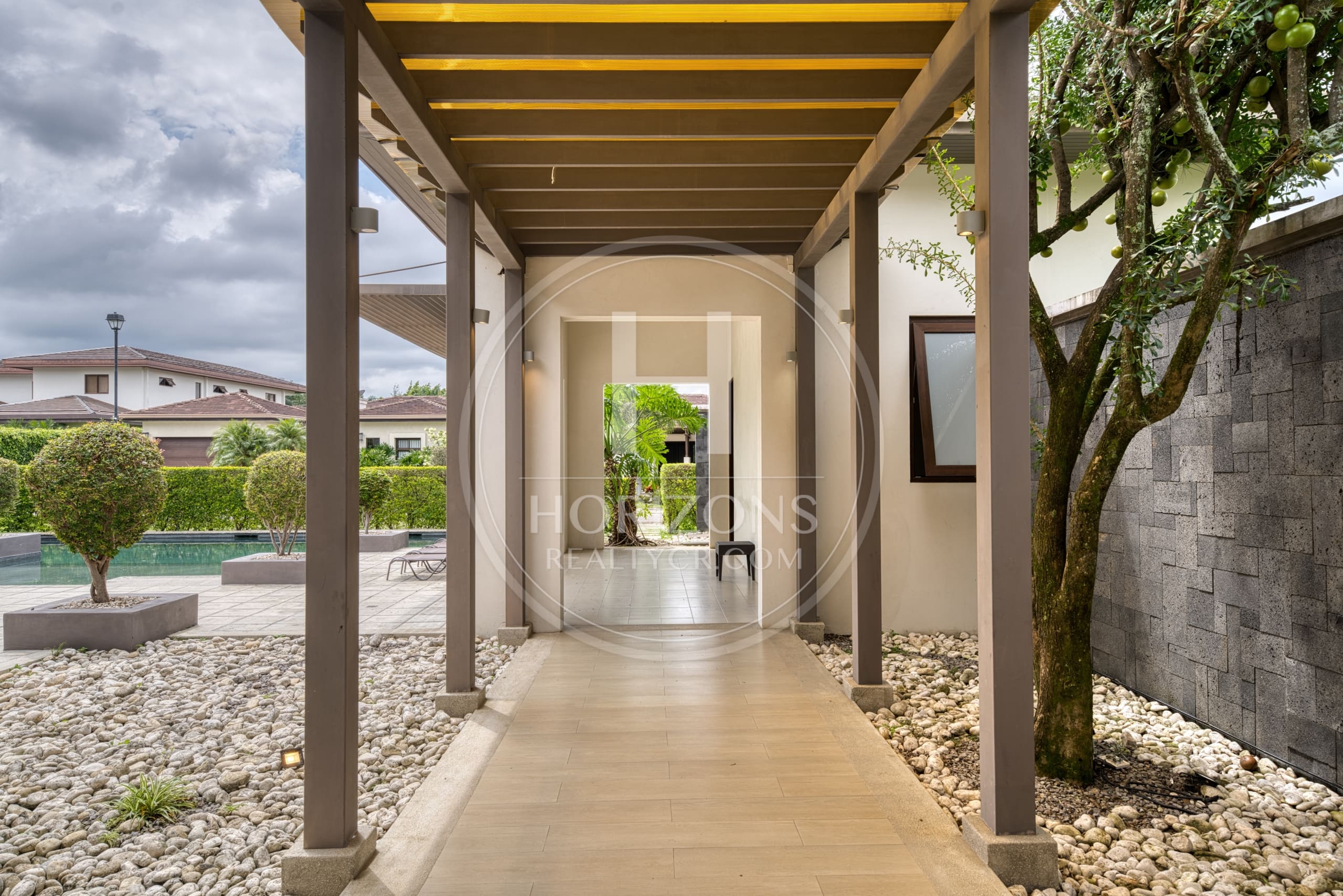 Se Vende Casa en Condominio NYA en Lindora Santa Ana 5 Habitaciones y Jardín noj1218or