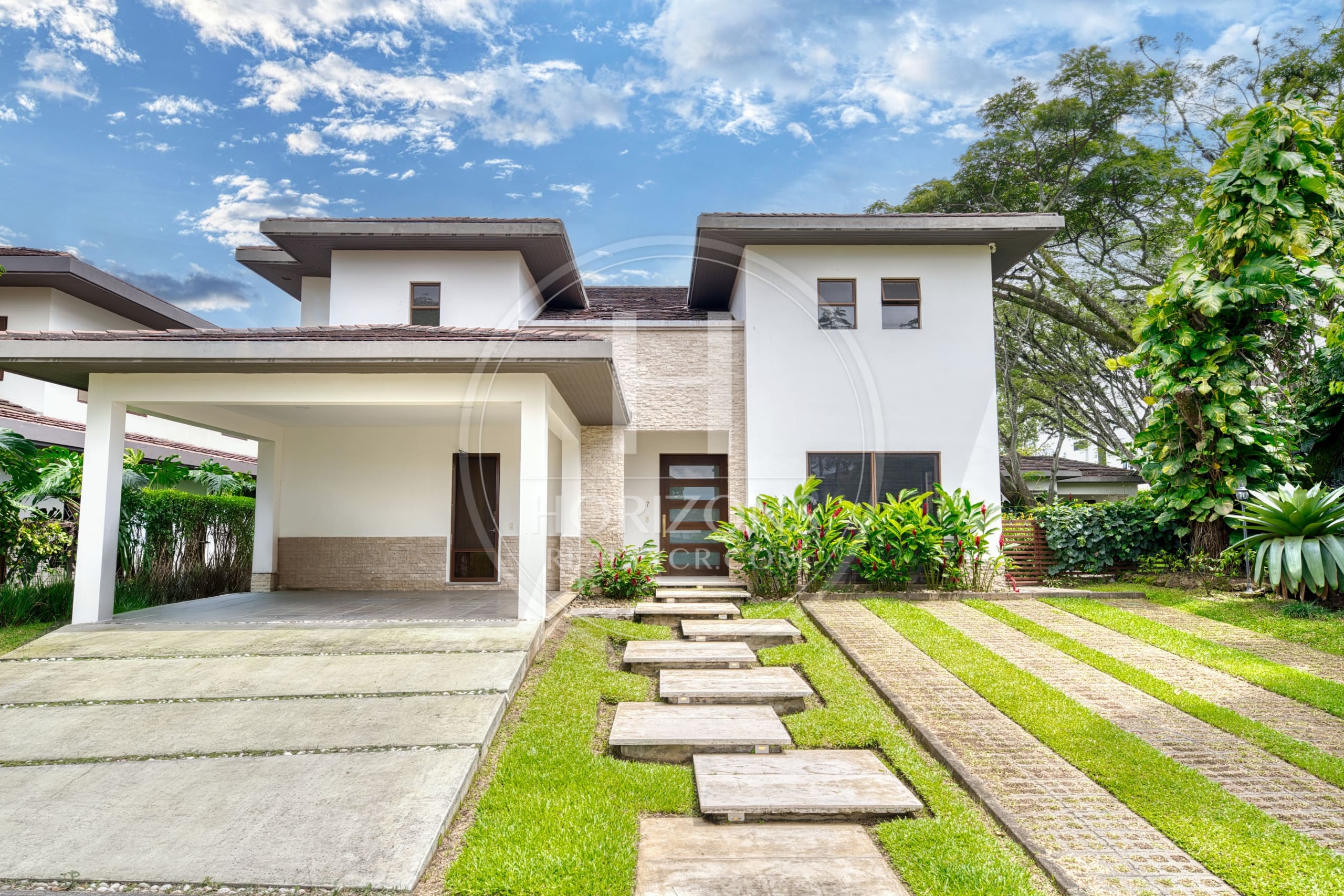 Se Vende Casa en Condominio NYA en Lindora Santa Ana 5 Habitaciones y Jardín noj1218or