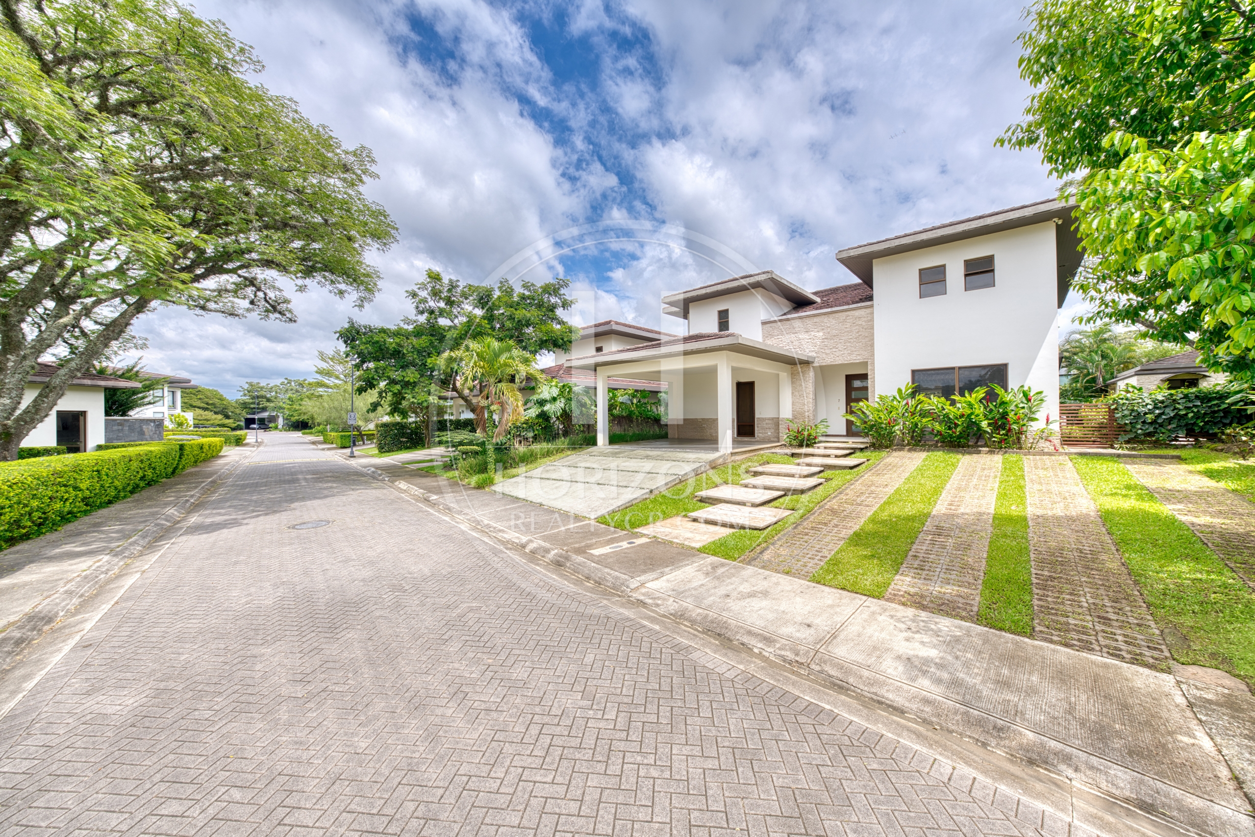 Se Vende Casa en Condominio NYA en Lindora Santa Ana 5 Habitaciones y Jardín noj1218or
