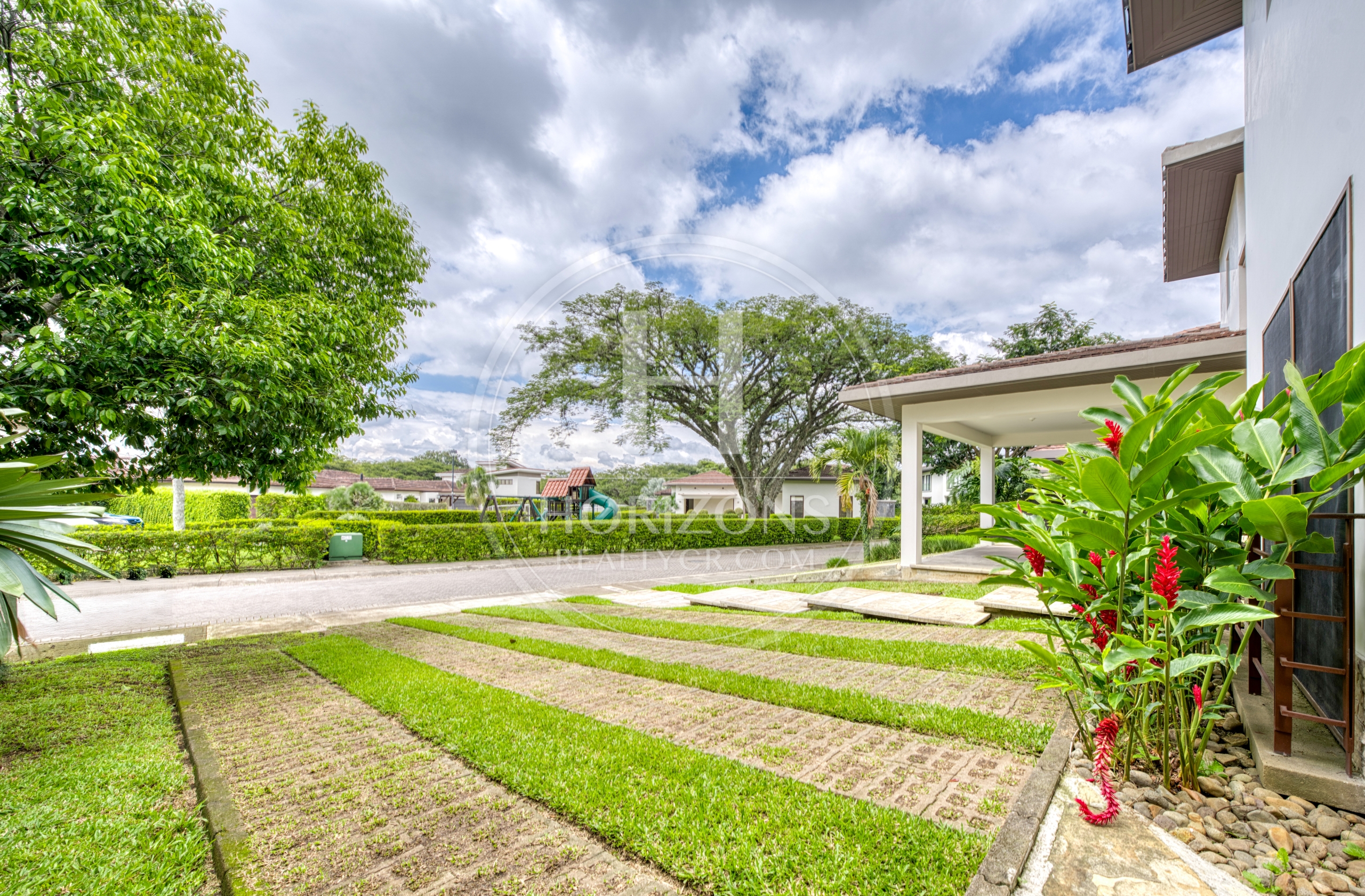 Se Vende Casa en Condominio NYA en Lindora Santa Ana 5 Habitaciones y Jardín noj1218or