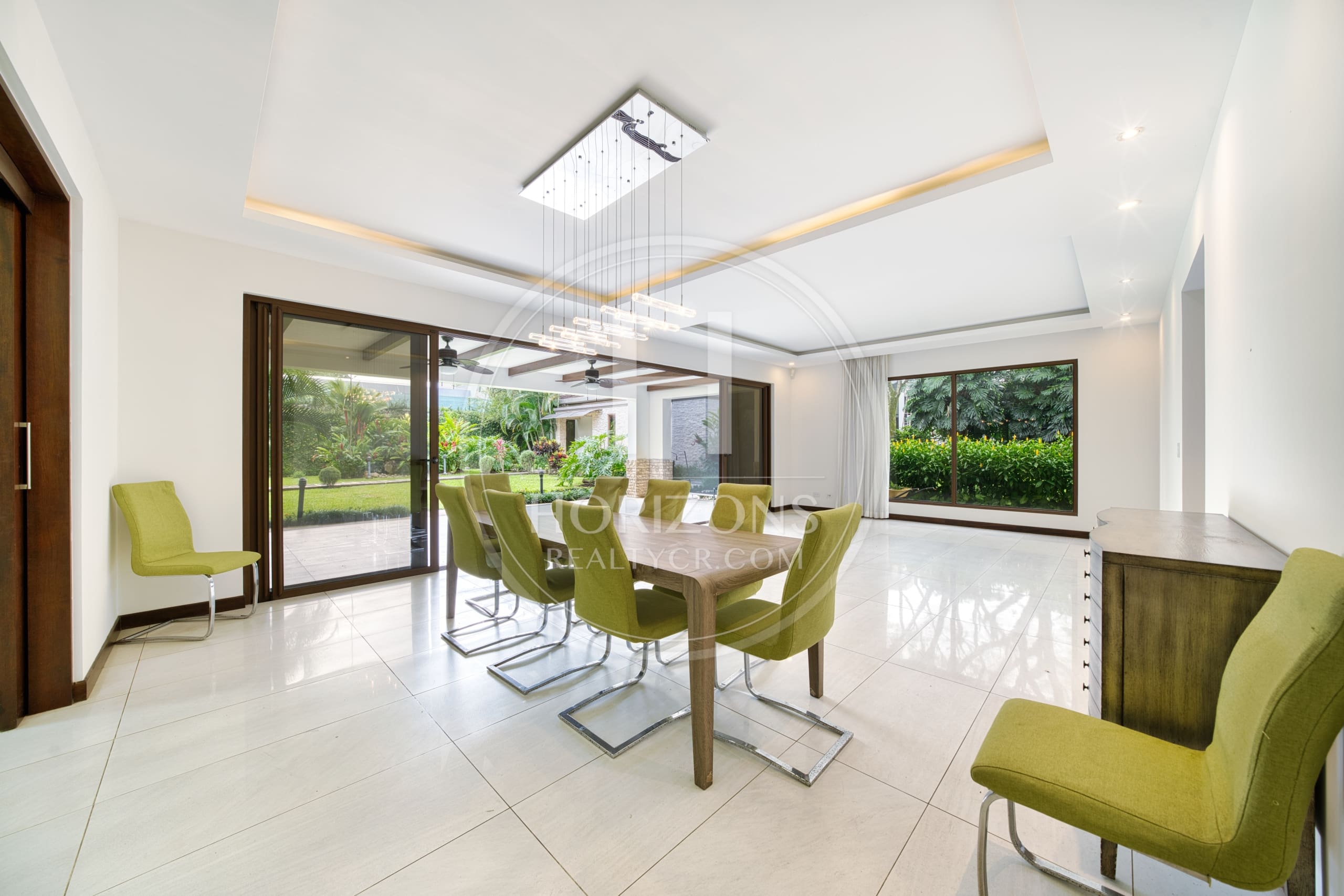 Se Vende Casa en Condominio NYA en Lindora Santa Ana 5 Habitaciones y Jardín noj1218or