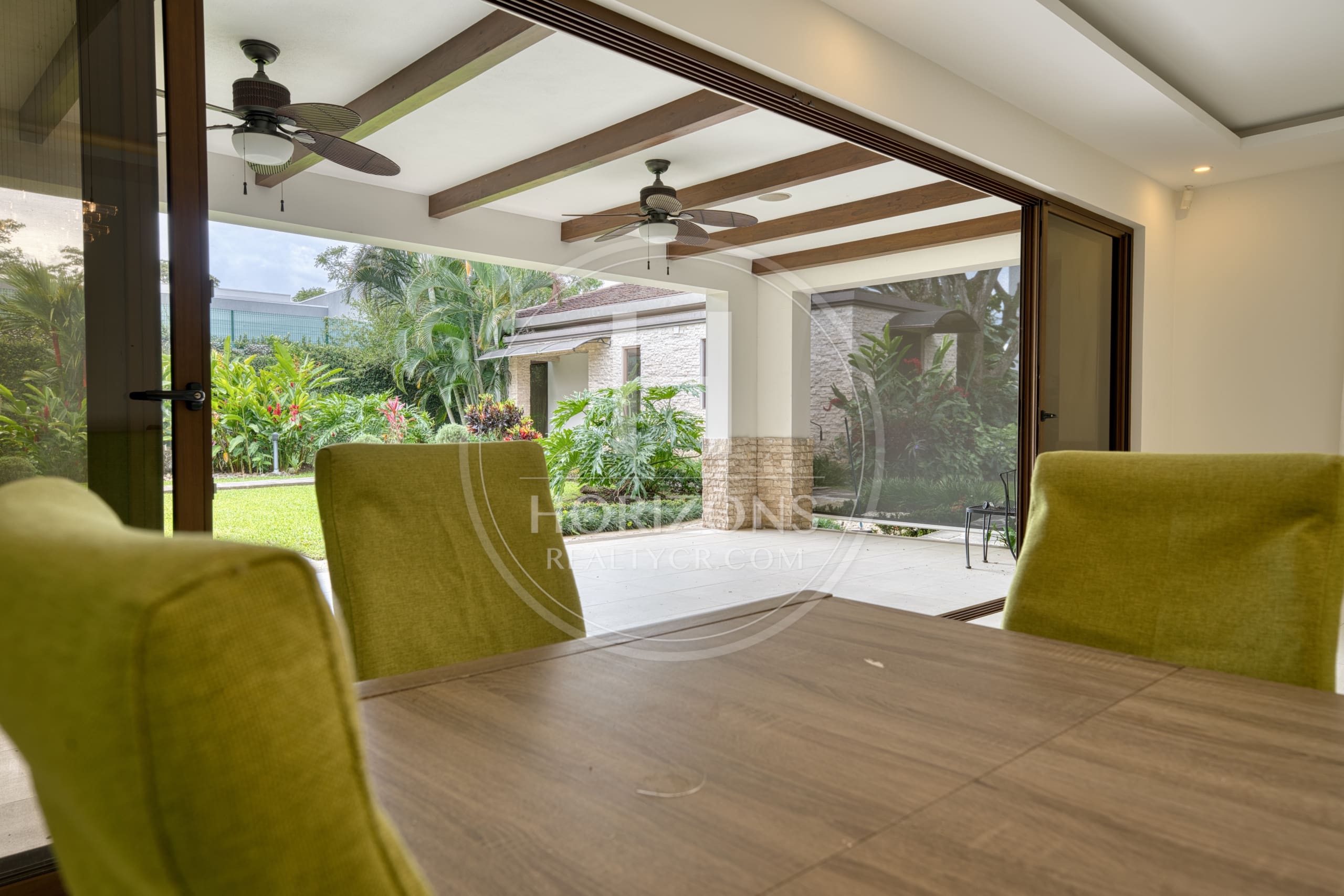 Se Vende Casa en Condominio NYA en Lindora Santa Ana 5 Habitaciones y Jardín noj1218or
