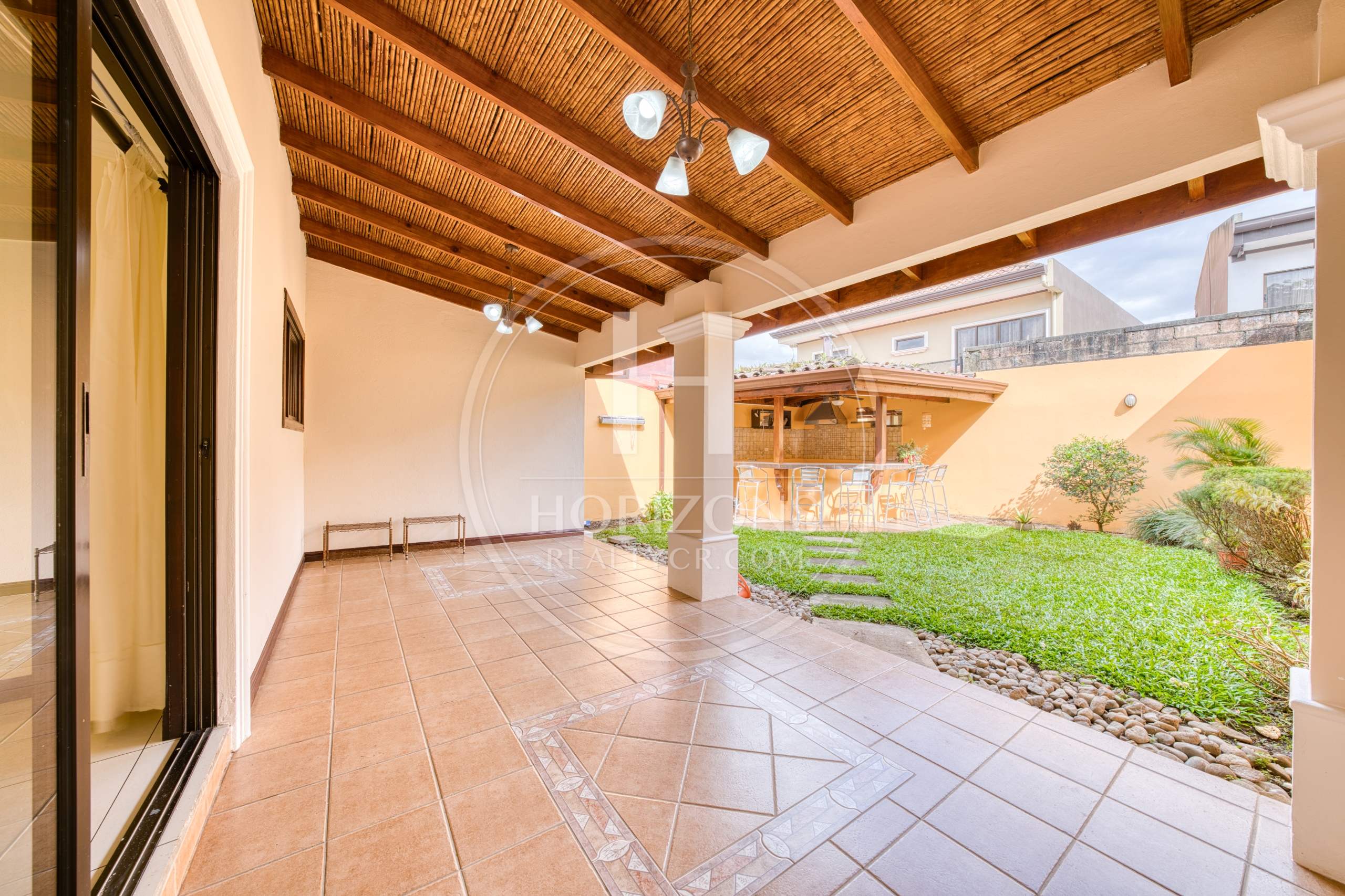 Casa en Condominio Lomas de Granadilla Curridabat 3 Habitaciones 3 Parqueos y Jardín noj1221ij