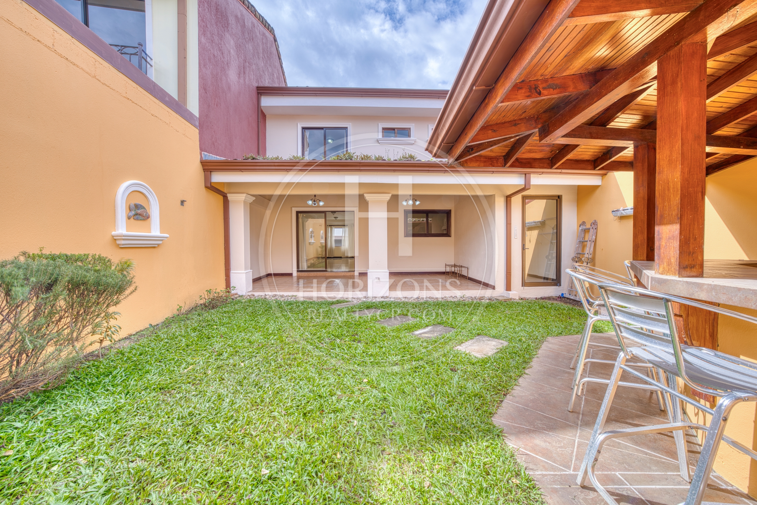 Casa en Condominio Lomas de Granadilla Curridabat 3 Habitaciones 3 Parqueos y Jardín noj1221ij