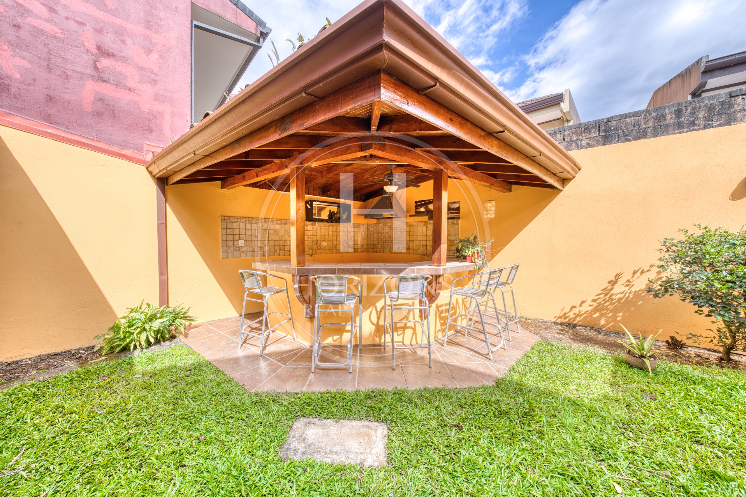 Casa en Condominio Lomas de Granadilla Curridabat 3 Habitaciones 3 Parqueos y Jardín noj1221ij