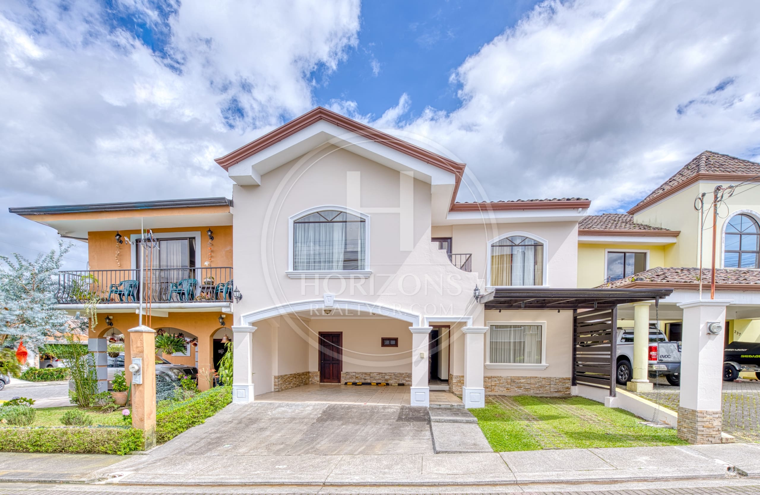 Casa en Condominio Lomas de Granadilla Curridabat 3 Habitaciones 3 Parqueos y Jardín noj1221ij