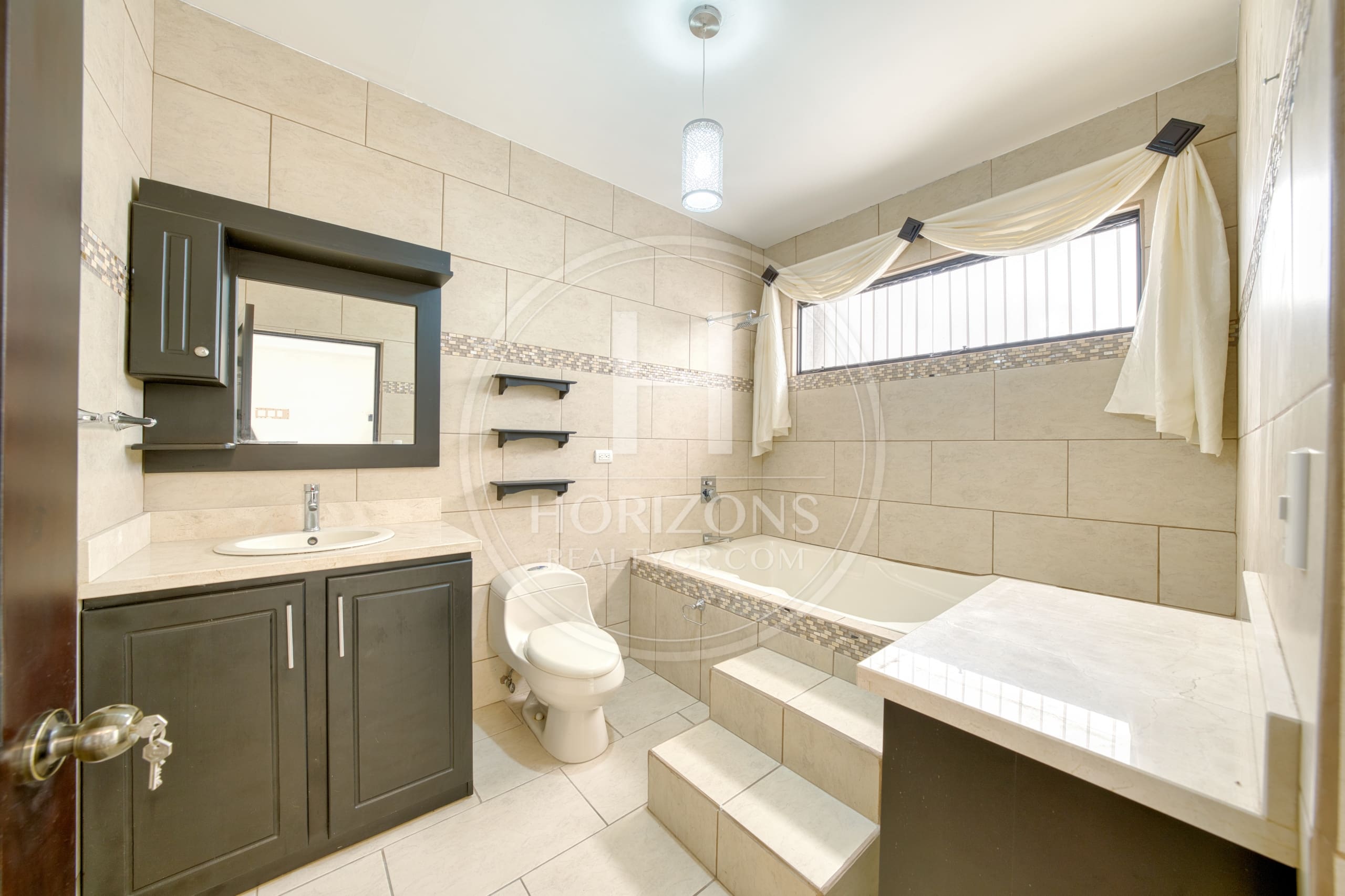 Casa en Condominio Lomas de Montes de Oca 350m² 2 Habitaciones y Oficina noj1220ij