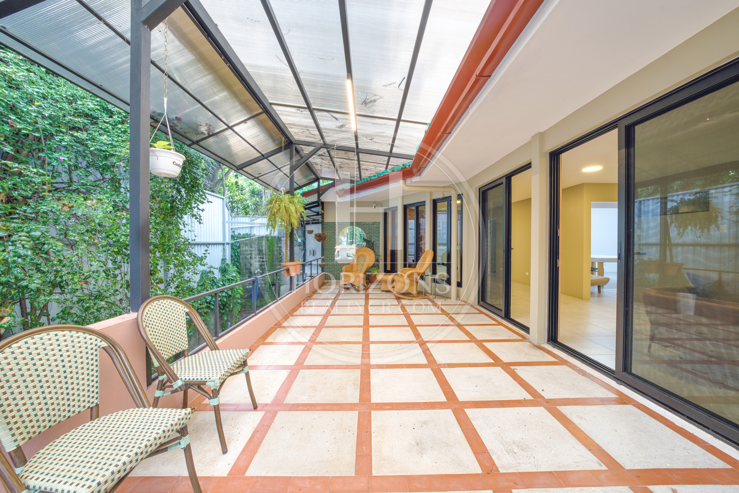 Casa de Una Planta en Los Yoses con Modernos Acabados 4 Habitaciones y jardín noj1226jb