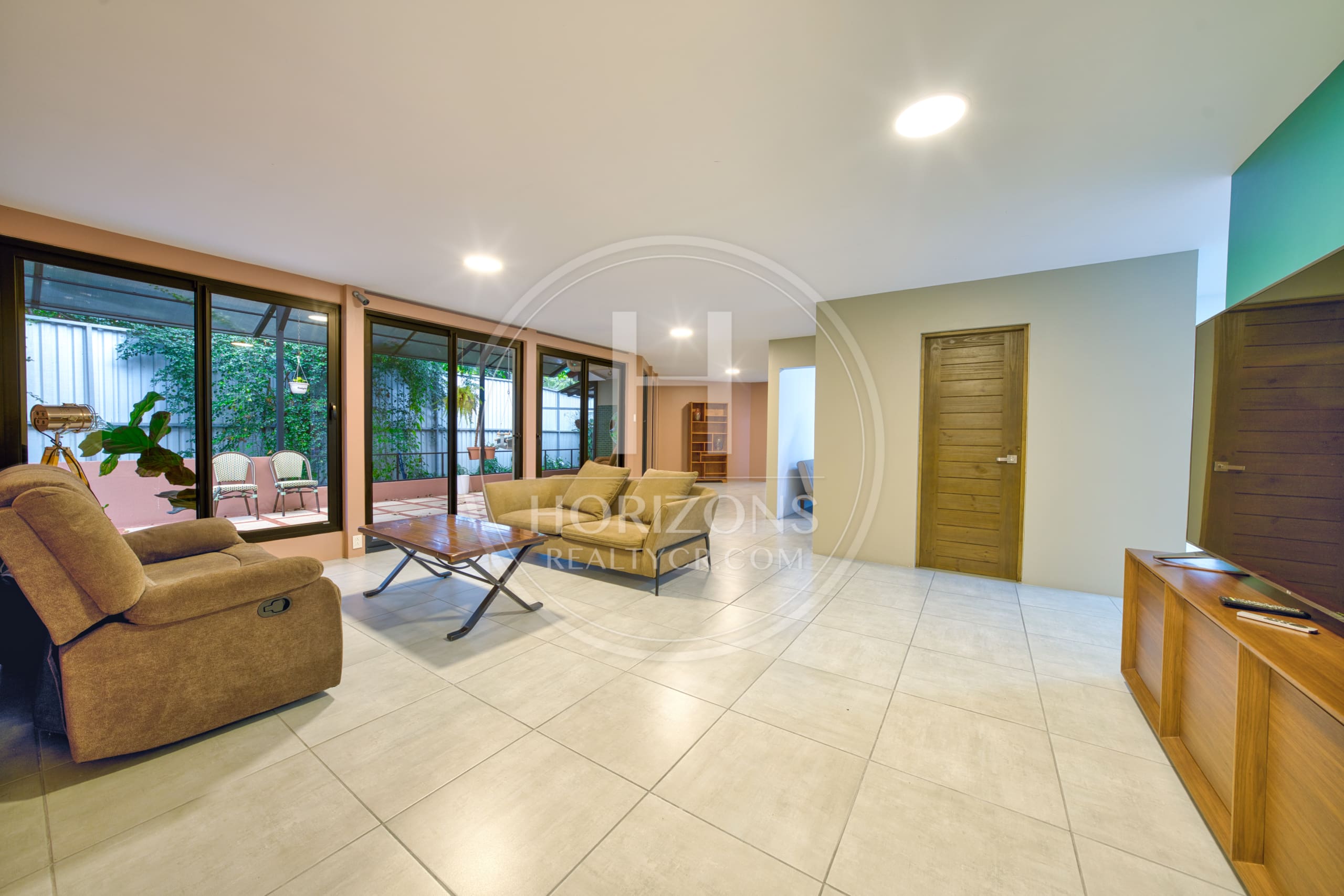 Casa de Una Planta en Los Yoses con Modernos Acabados 4 Habitaciones y jardín noj1226jb